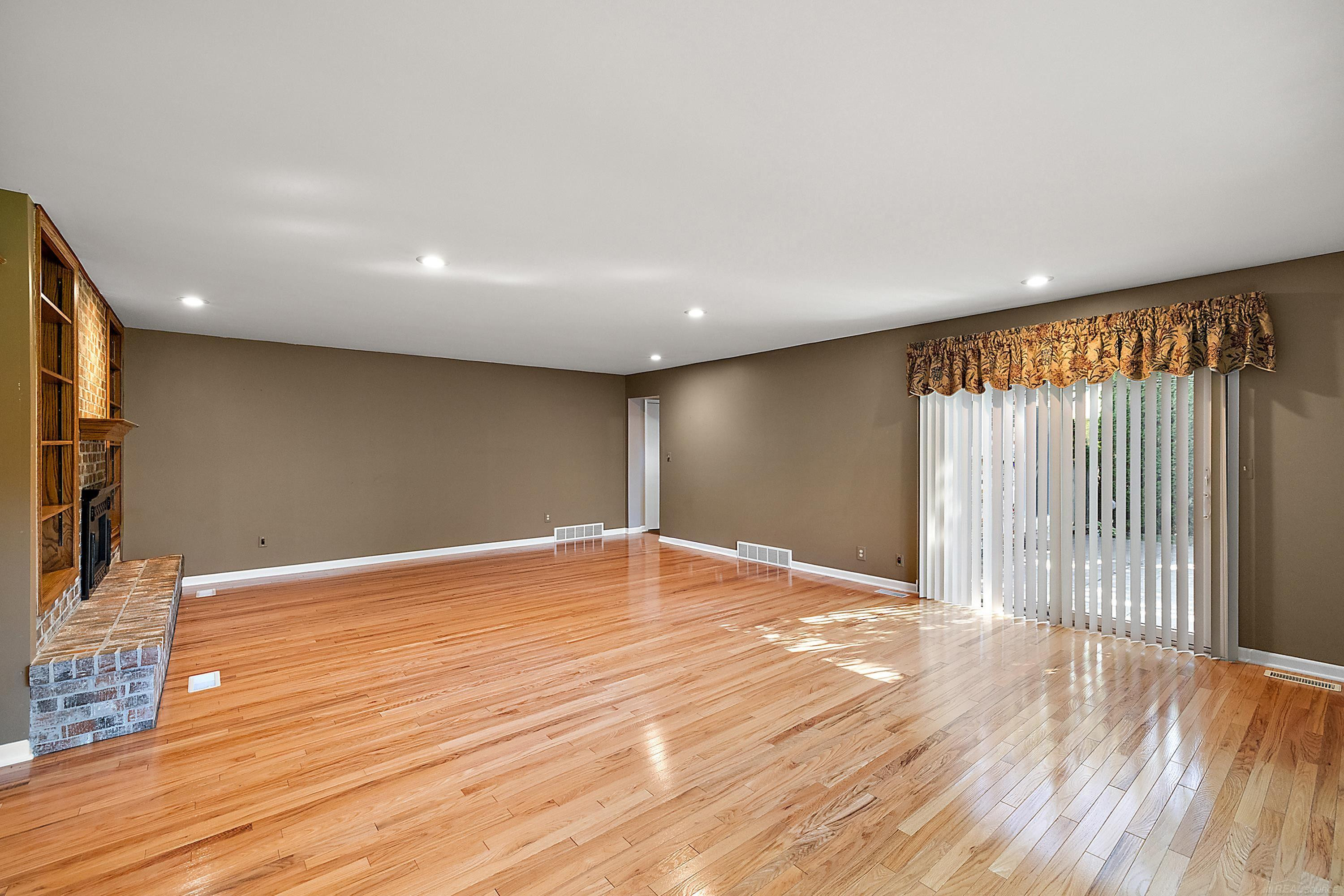 1050 Roslyn Road, Mount Clemens, MI 48043 — Photo 21