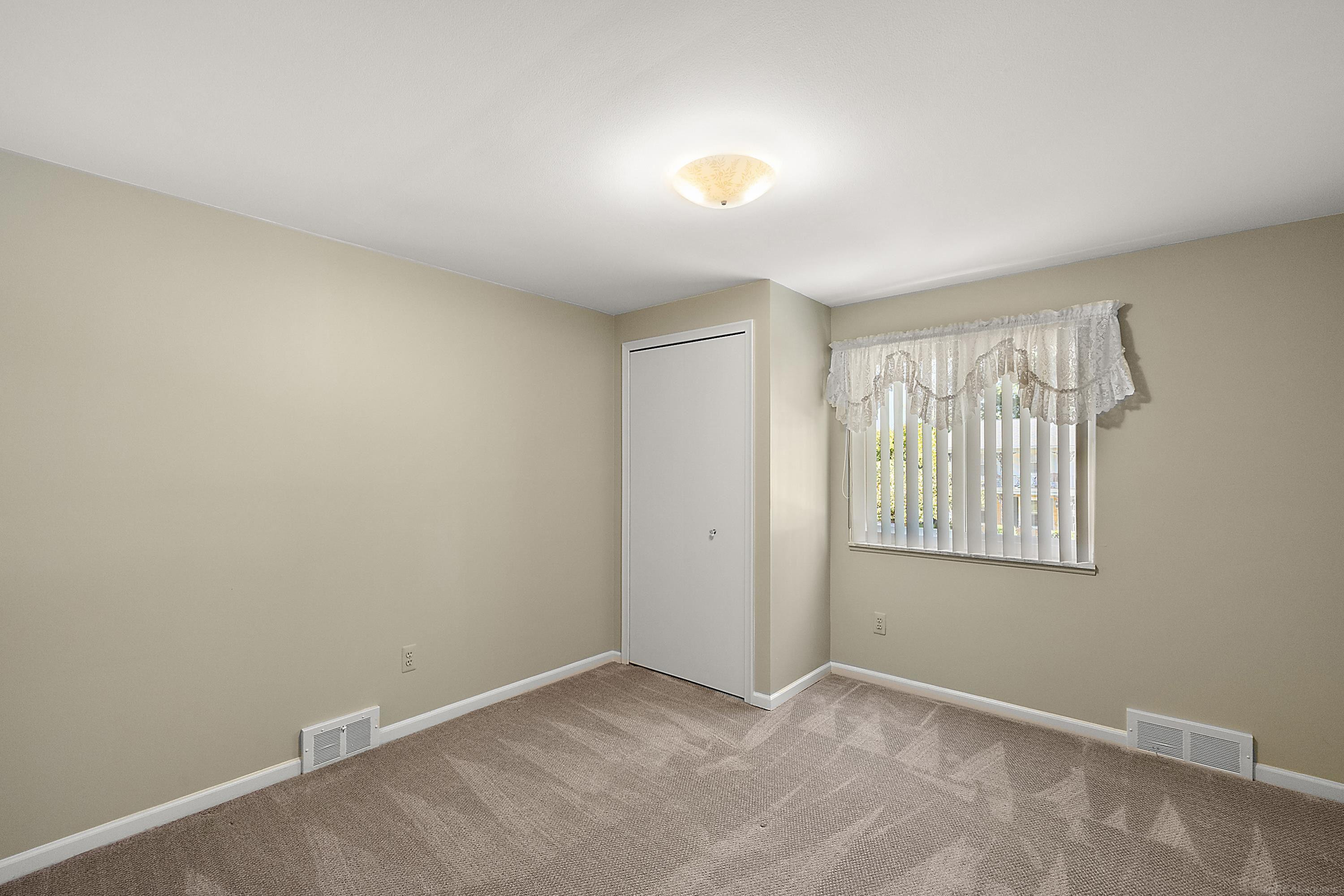 1050 Roslyn Road, Mount Clemens, MI 48043 — Photo 30
