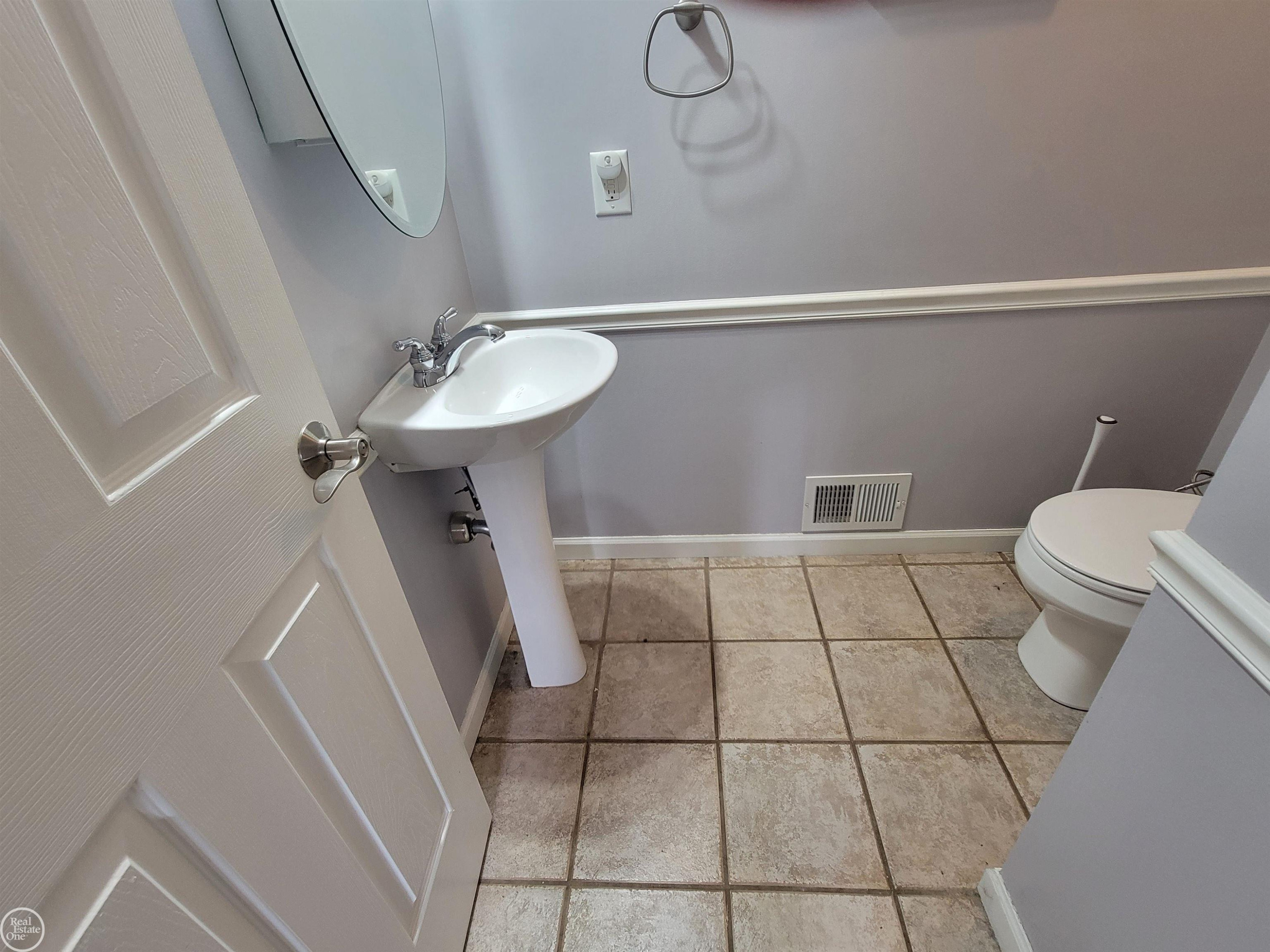 2897 GULFSTREAM Drive, Saginaw, MI 48603 — Photo 11