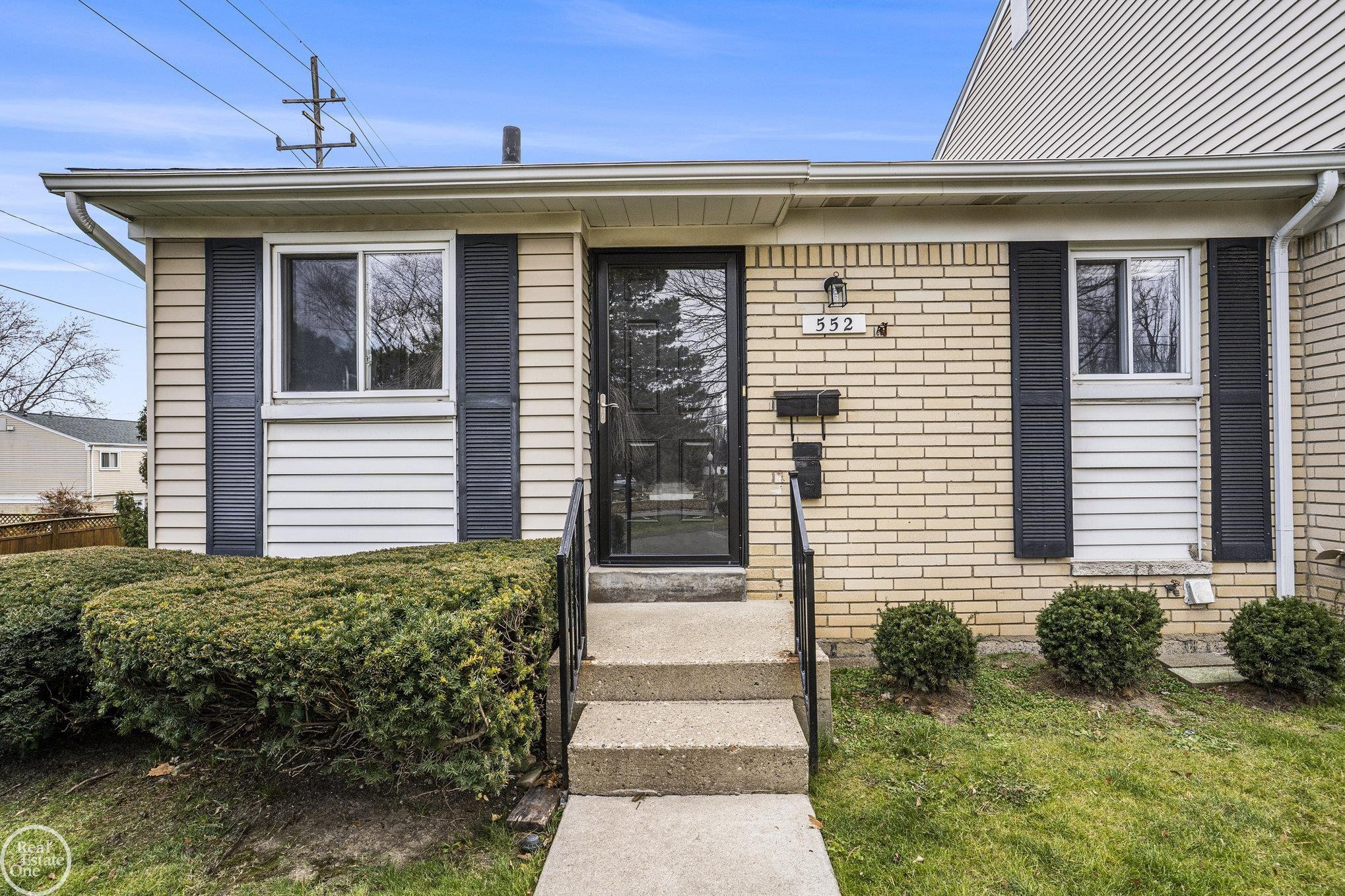 552 Hilldale Circle, Milford, MI 48381 — front exterior