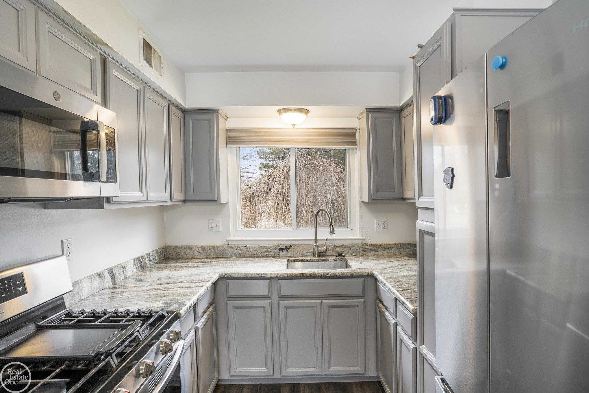 552 Hilldale Circle, Milford, MI 48381 — Photo 3