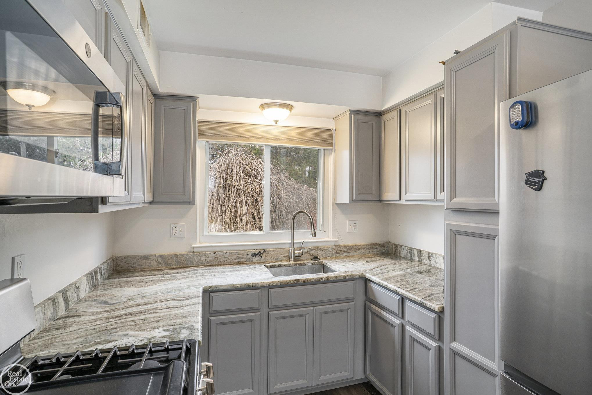 552 Hilldale Circle, Milford, MI 48381 — Photo 4