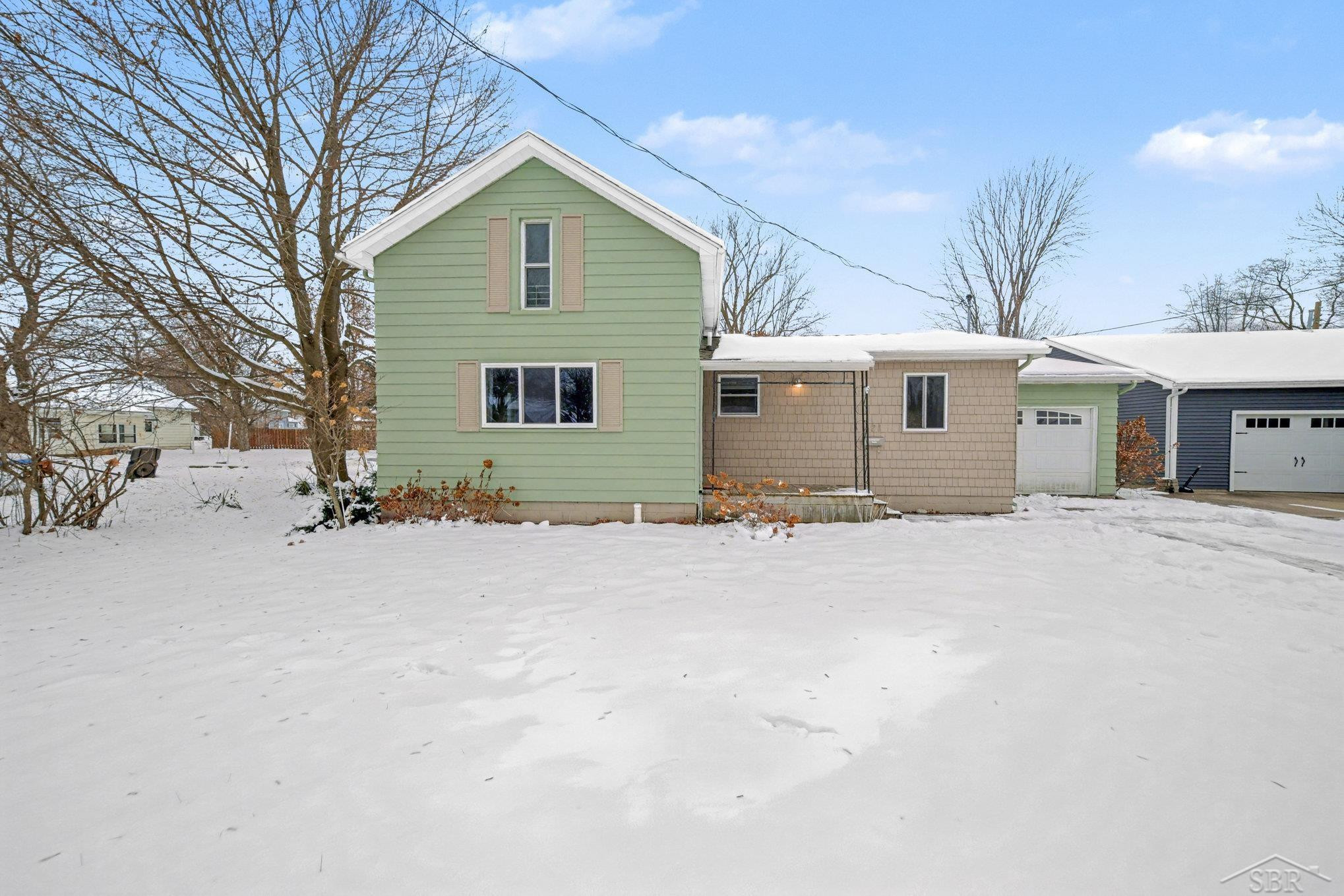 621 Lockwood Street, Chesaning, MI 48616 — front exterior