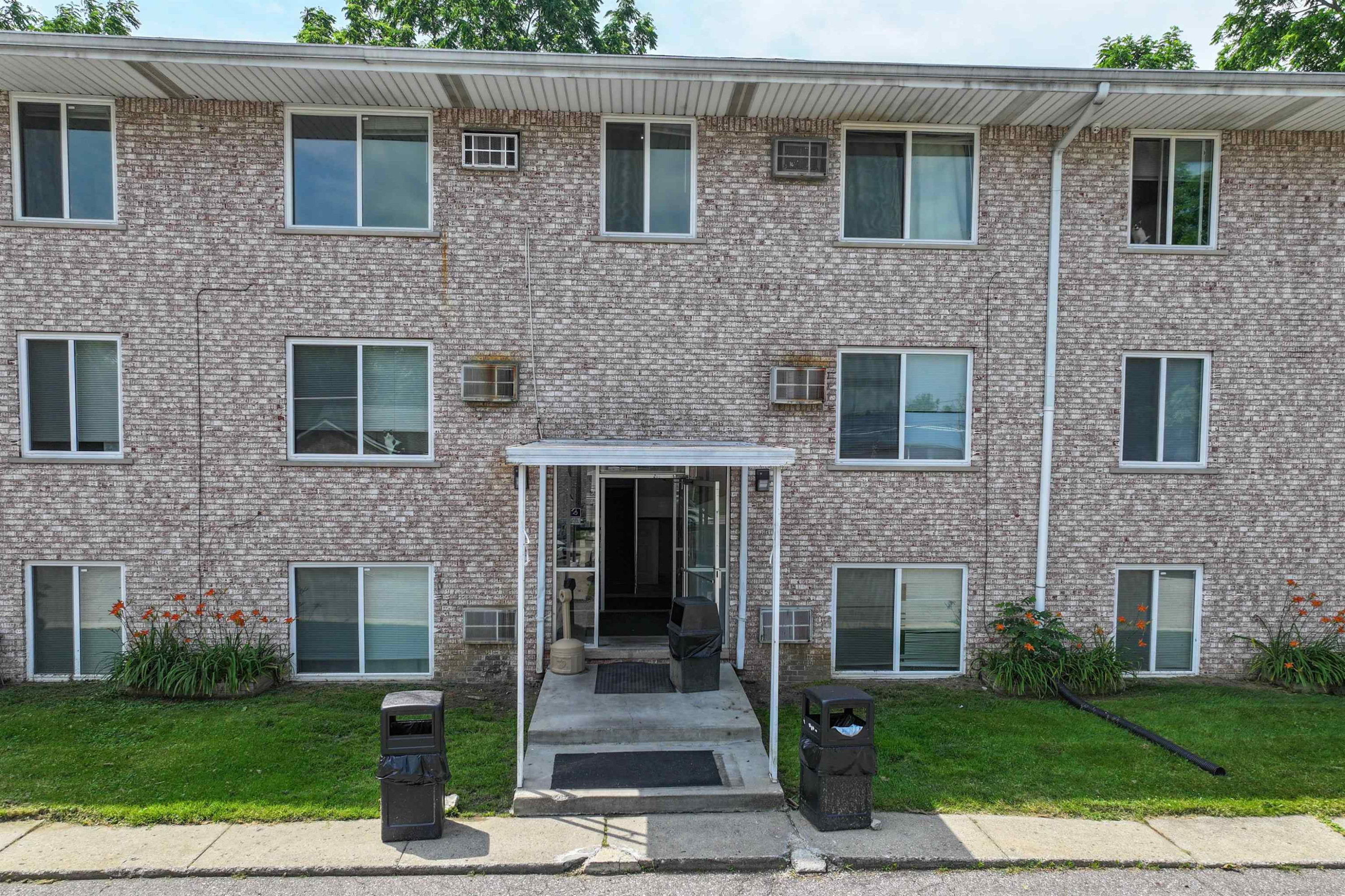 828 North Apt. #12 Street, Apt. #12, MI 48458 — front exterior