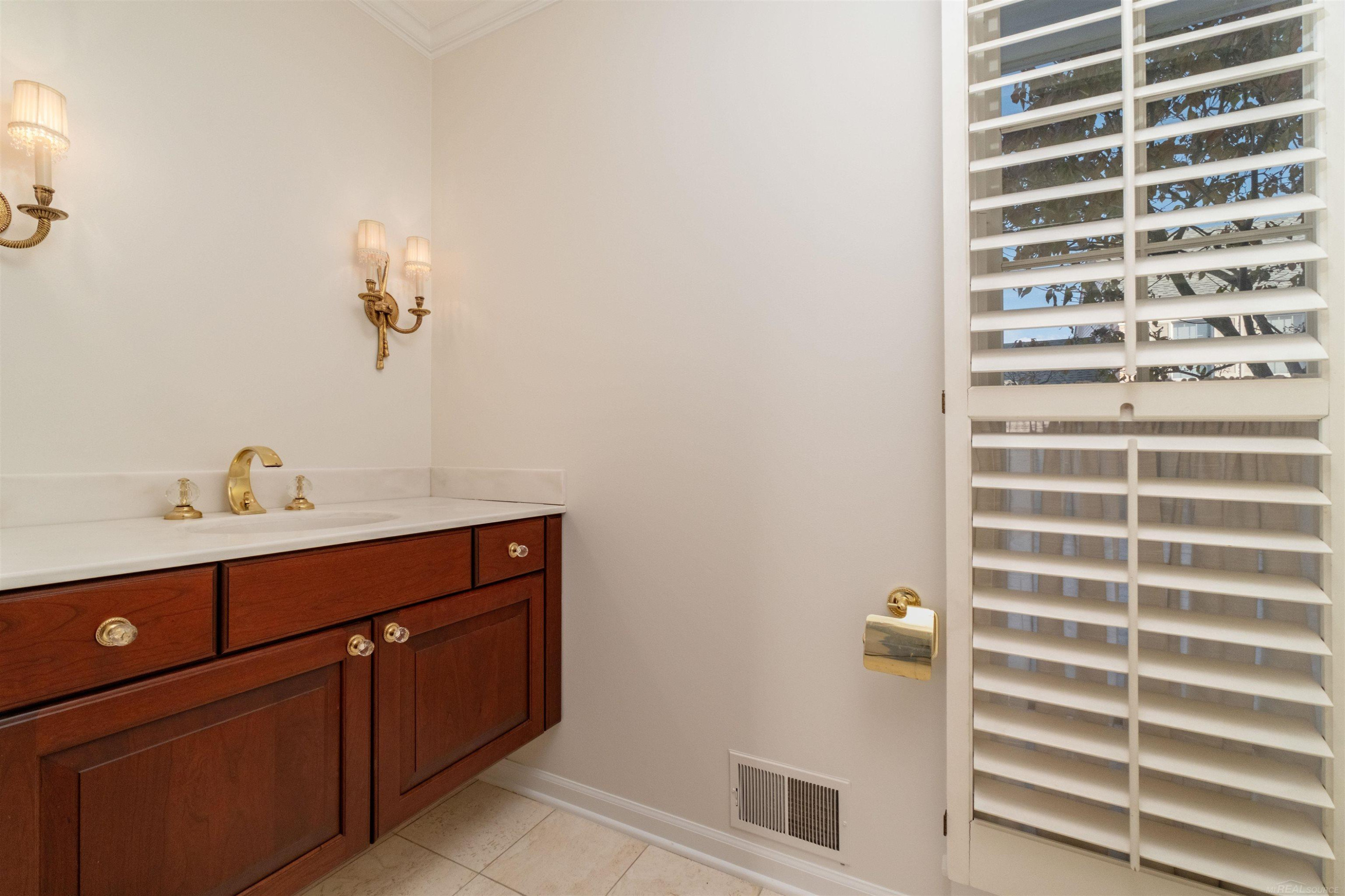 926 Lochmoor Place, Grosse Pointe Woods, MI 48236 — Photo 13