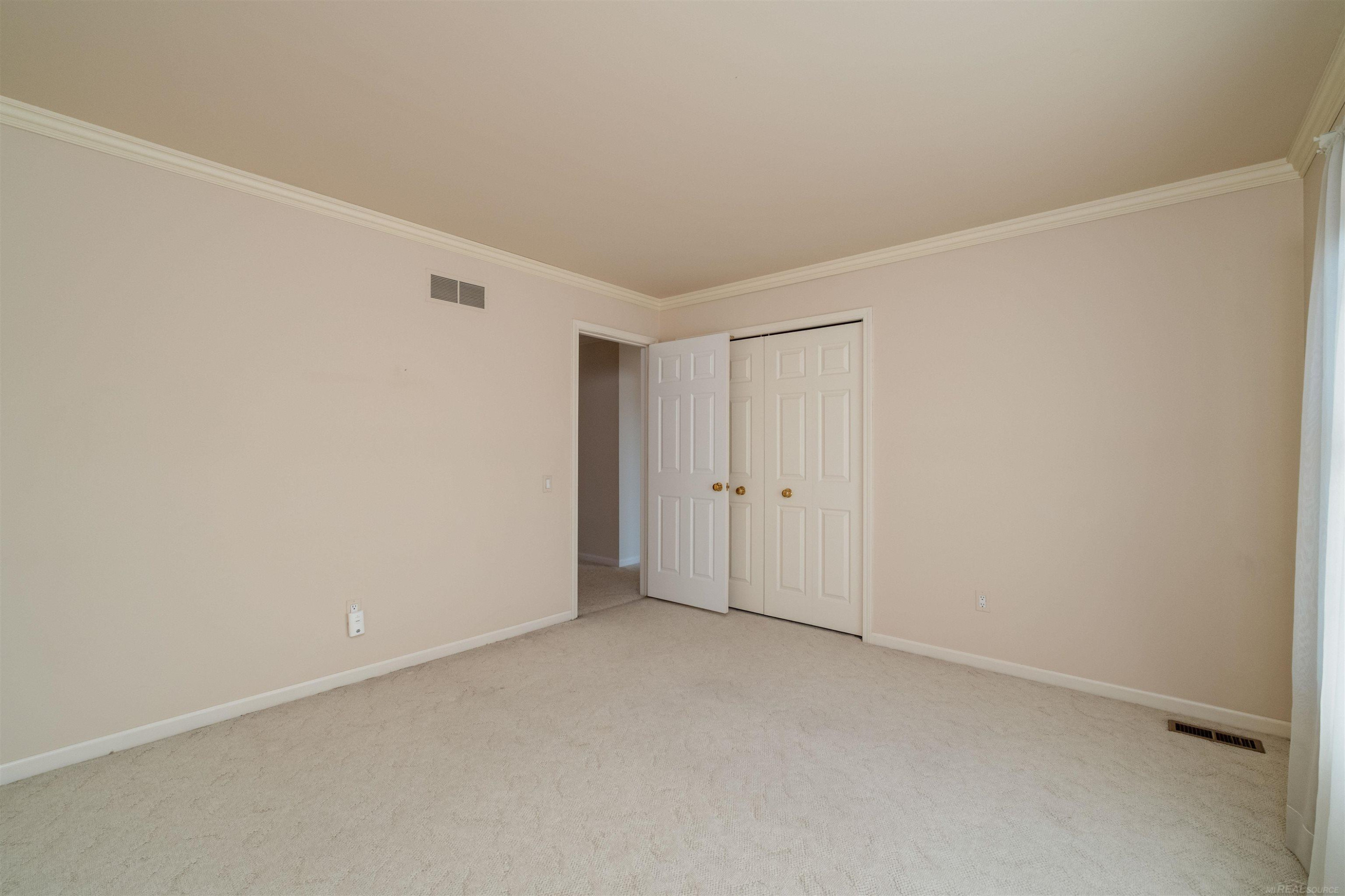 926 Lochmoor Place, Grosse Pointe Woods, MI 48236 — Photo 16