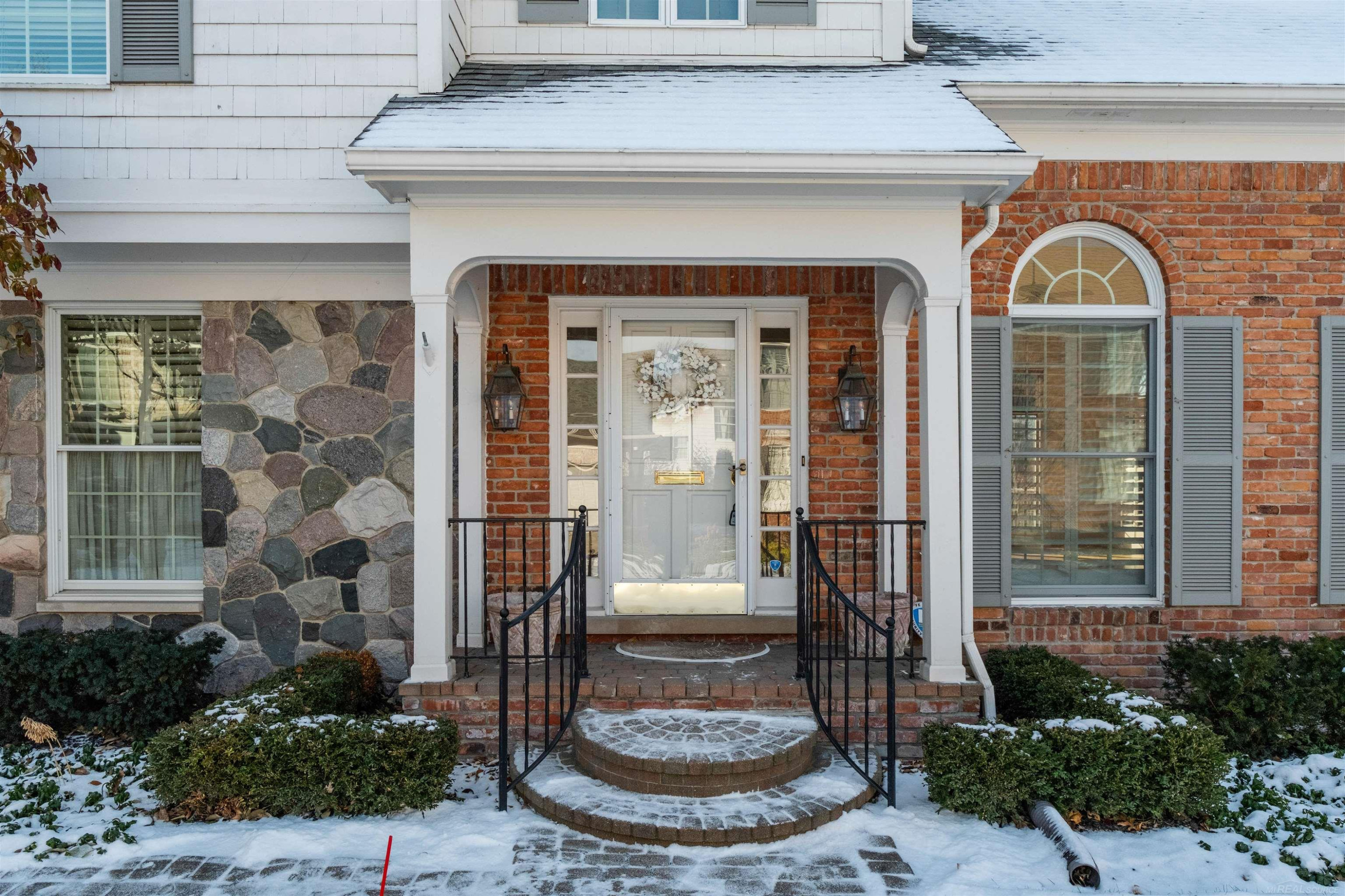 926 Lochmoor Place, Grosse Pointe Woods, MI 48236 — Photo 2