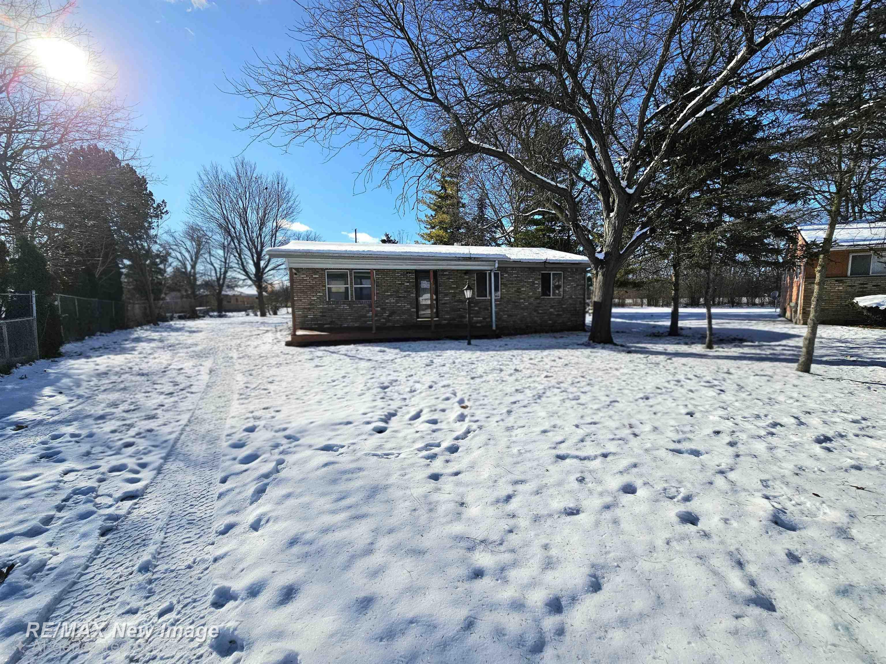 7 Weymouth Court, Saginaw, MI 48601 — front exterior