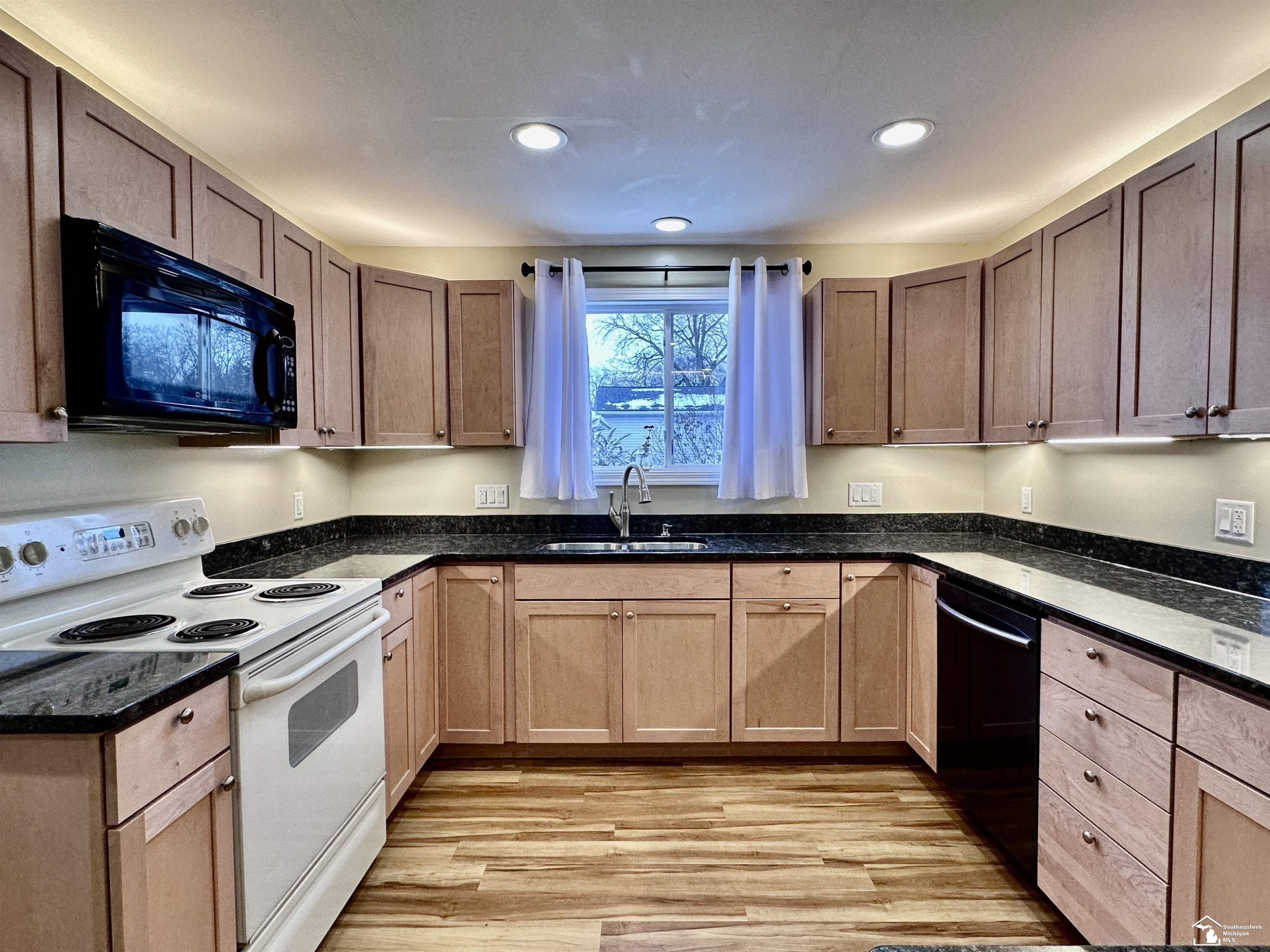 37 W Chestnut Street, Petersburg, MI 49270 — Photo 14