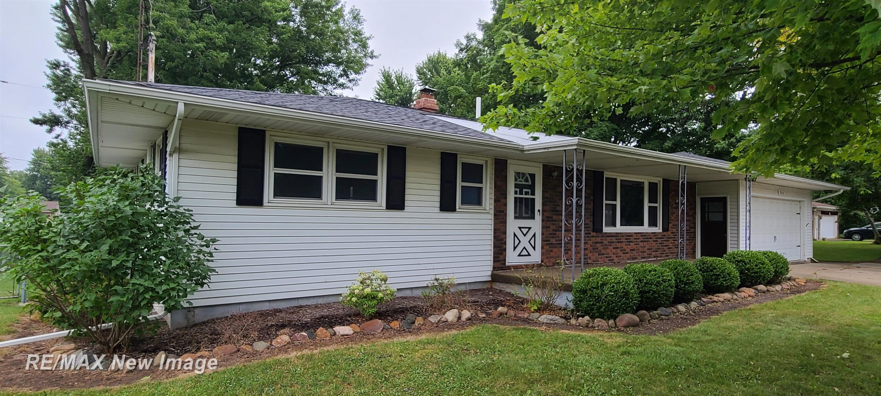 705 E Liberty Street, Chesaning, MI 48616 — Photo 2