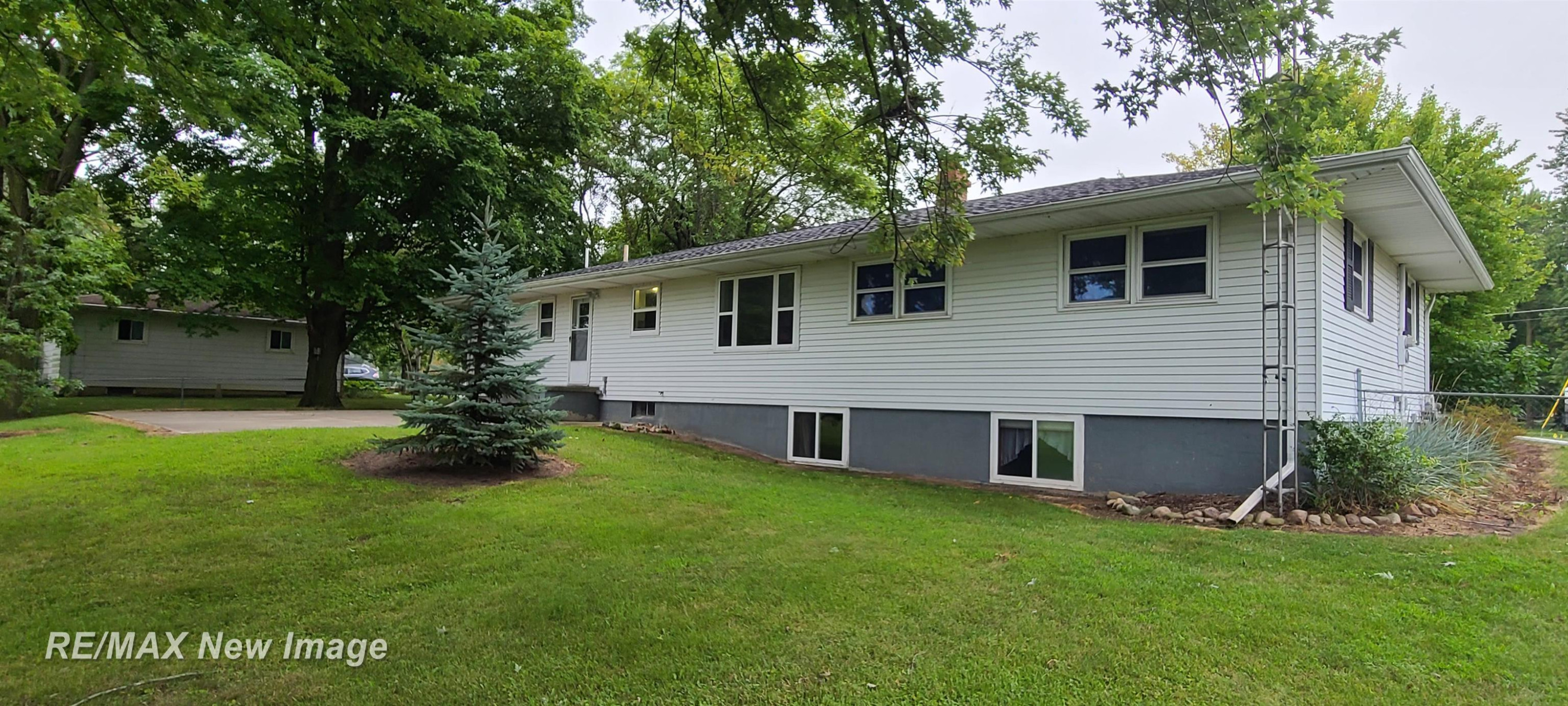 705 E Liberty Street, Chesaning, MI 48616 — Photo 35