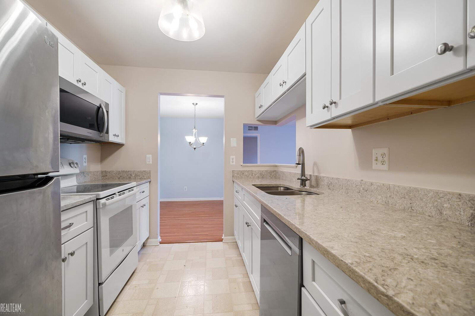 4287 Berkshire Drive, Sterling Heights, MI 48314 — Photo 9