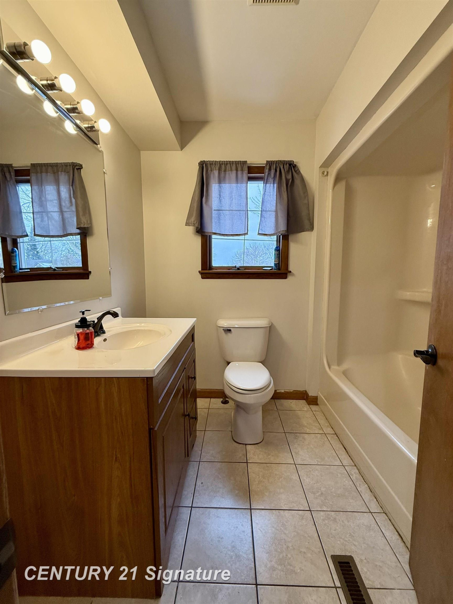 217 Schust Road, Saginaw, MI 48604 — Photo 10