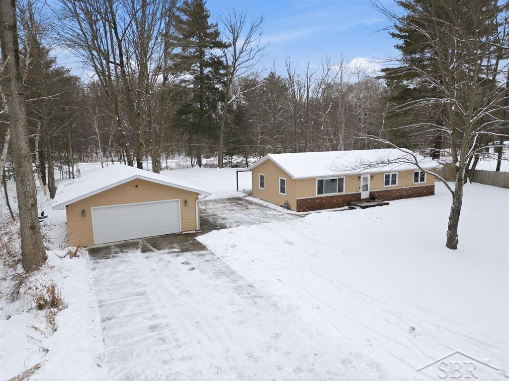 4159 N Maple Crest Drive, Sanford, MI 48657 — front exterior