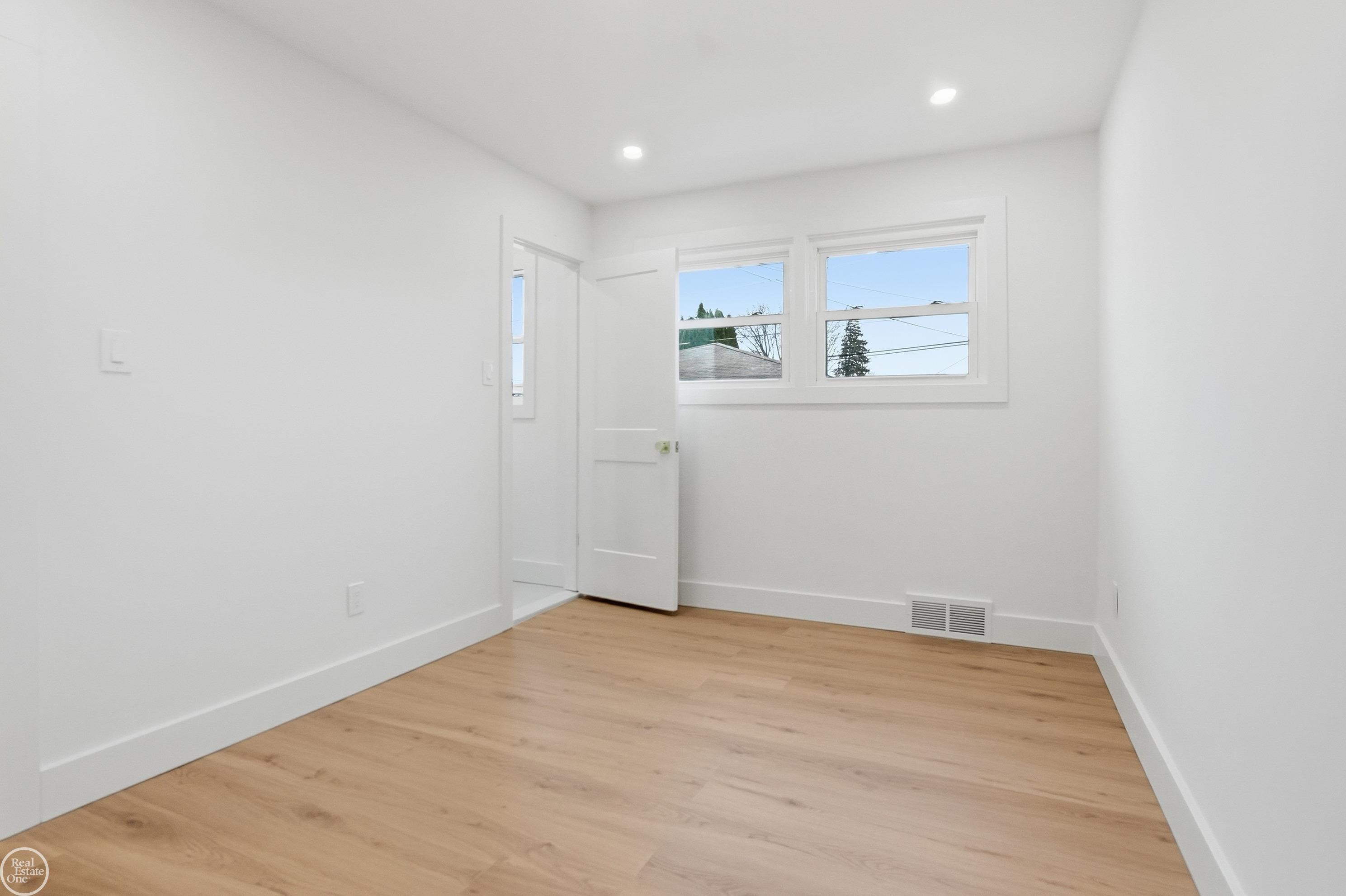 18050 Winsome Street, Fraser, MI 48026 — Photo 13