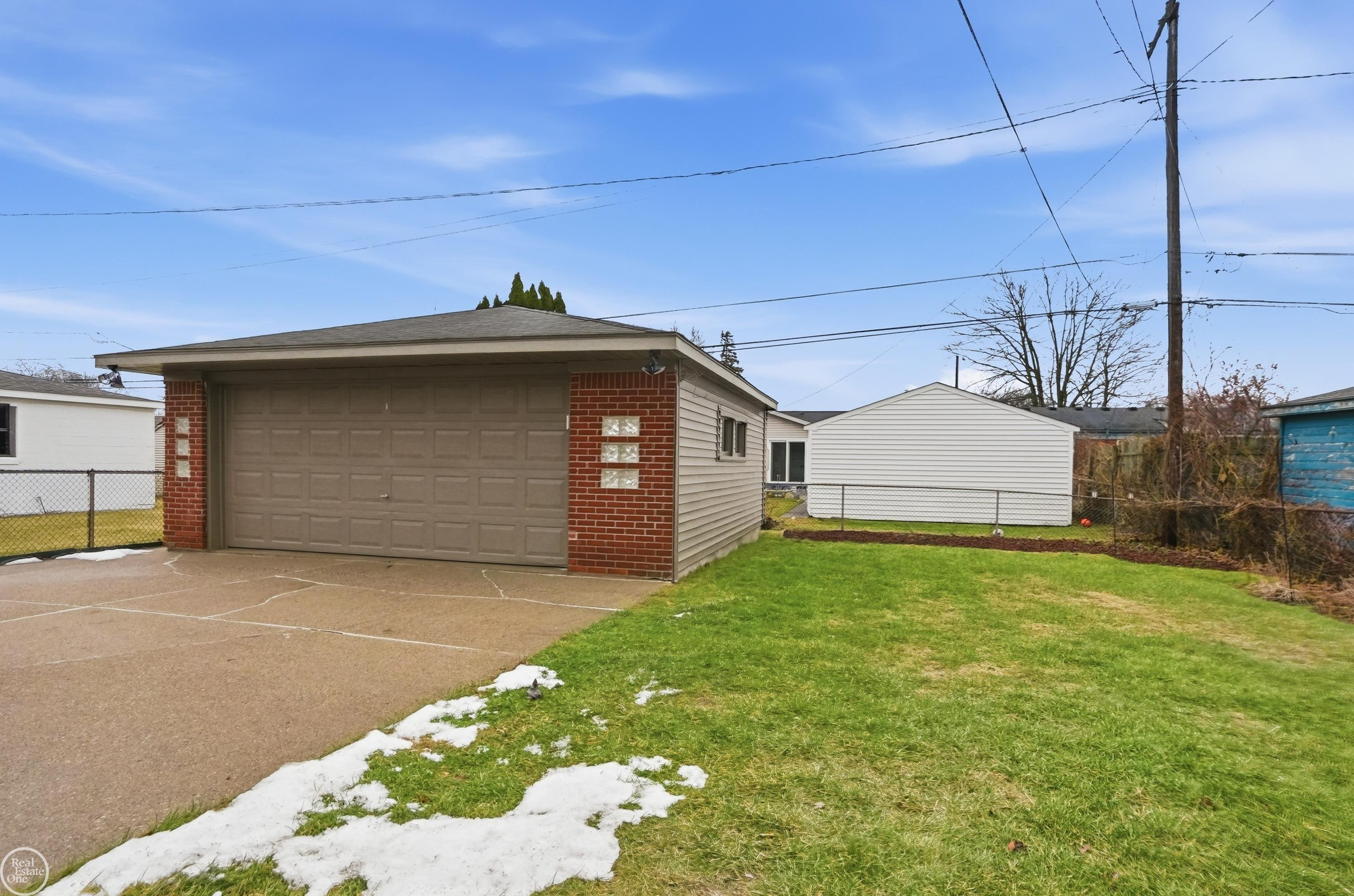 18050 Winsome Street, Fraser, MI 48026 — Photo 24