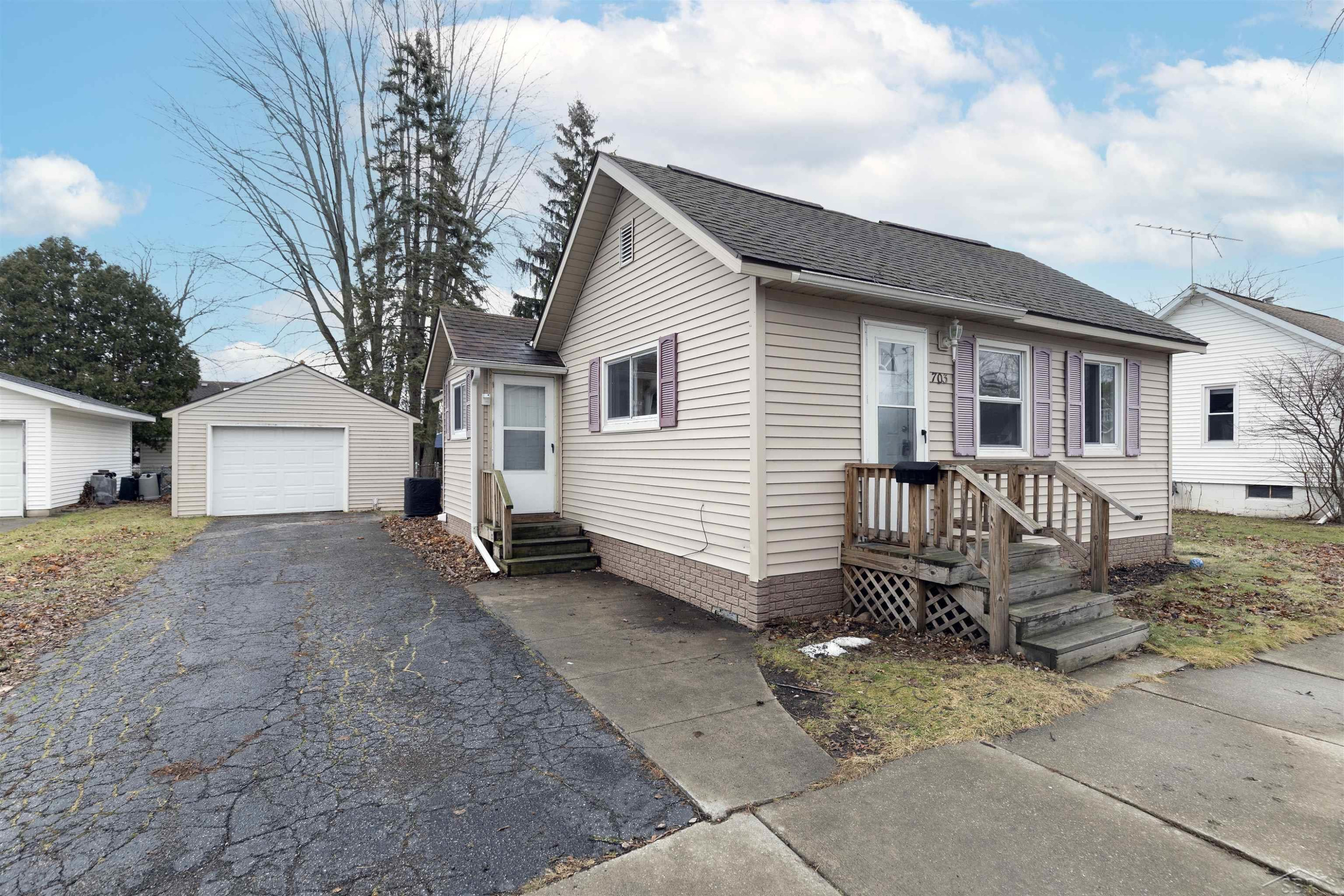 703 Main Street, Essexville, MI 48732 — front exterior