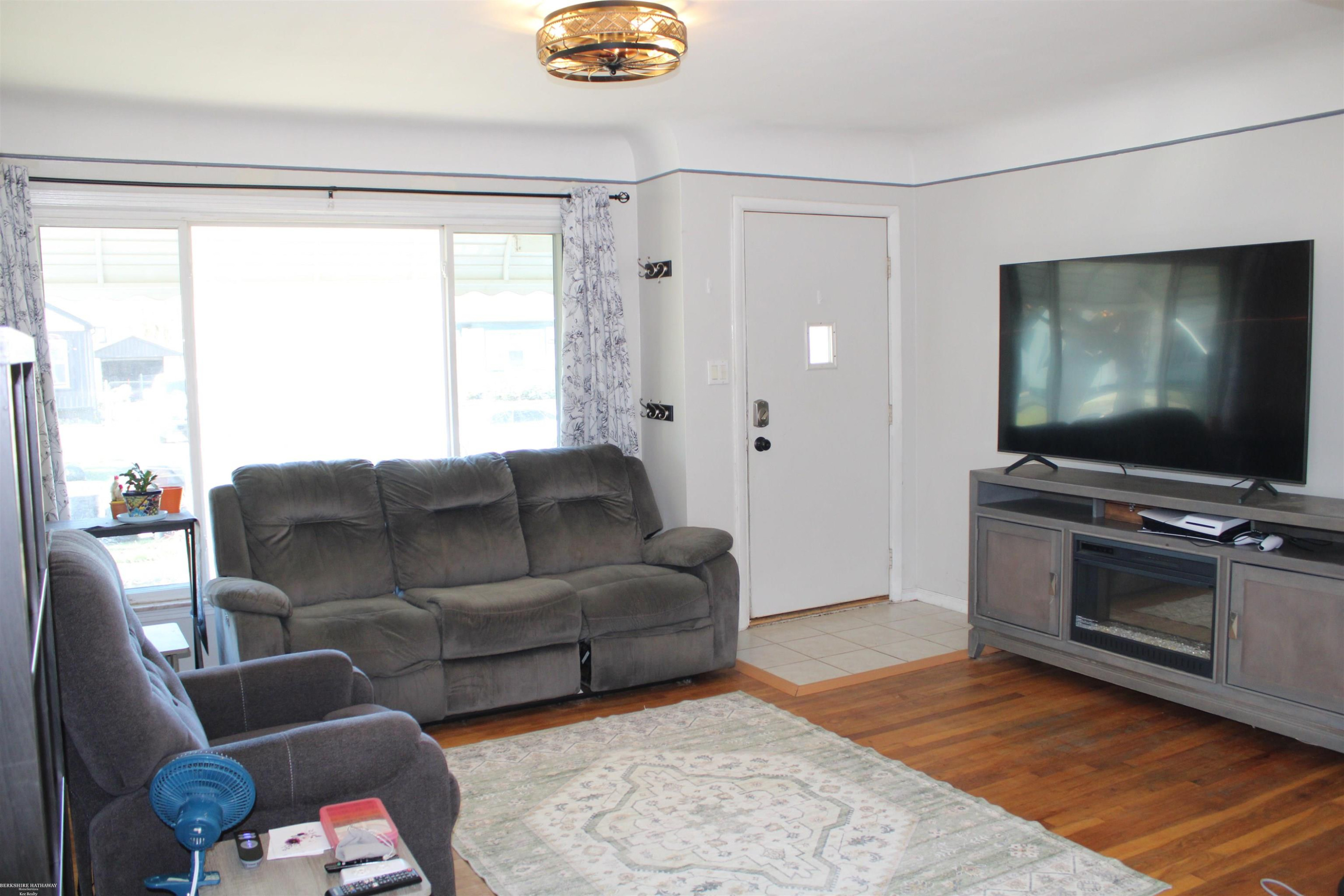 629 Chippewa Street, Mount Clemens, MI 48043 — Photo 4