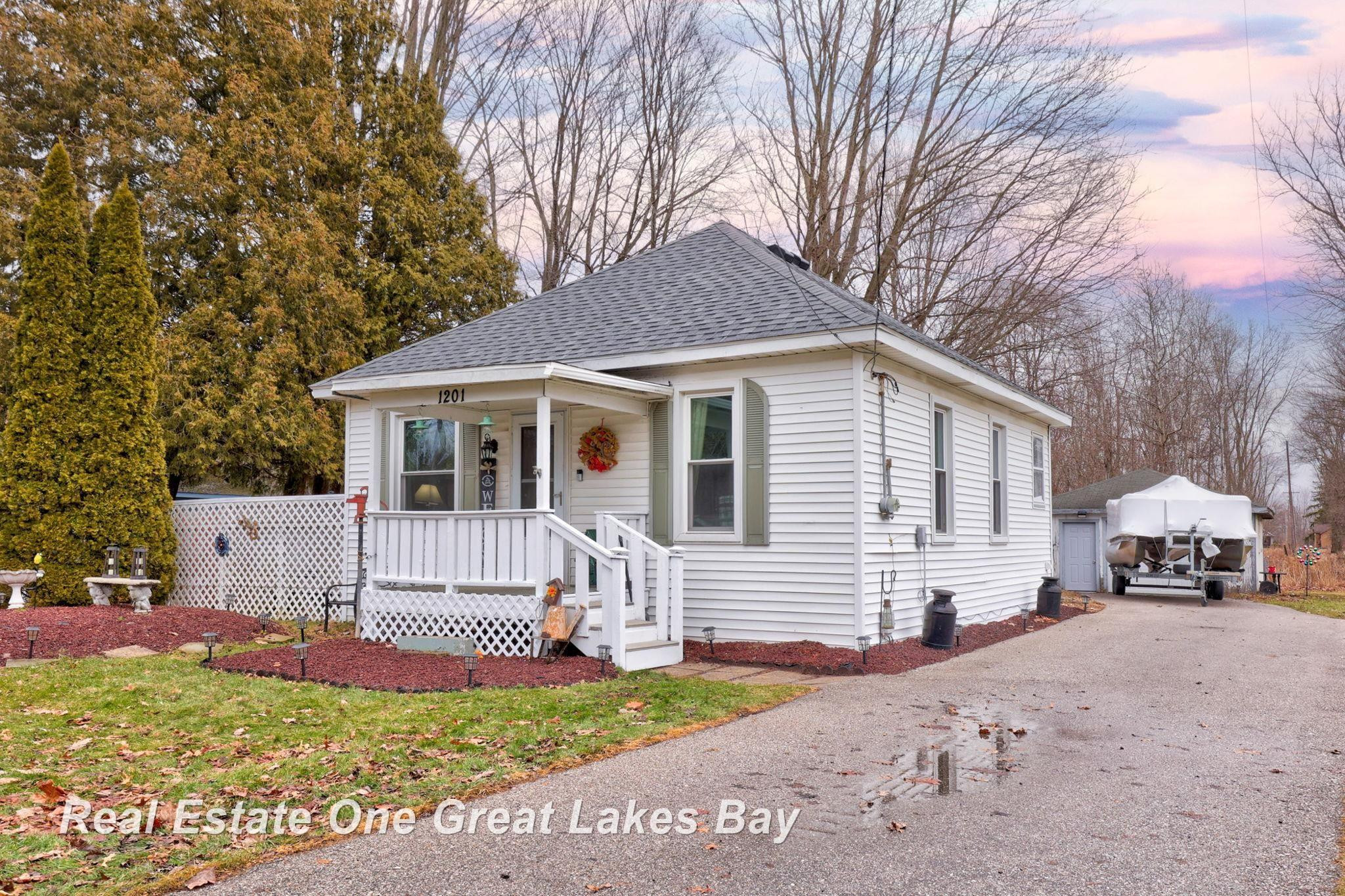 1201 Flint Street, Saint Charles, MI 48655 — front exterior