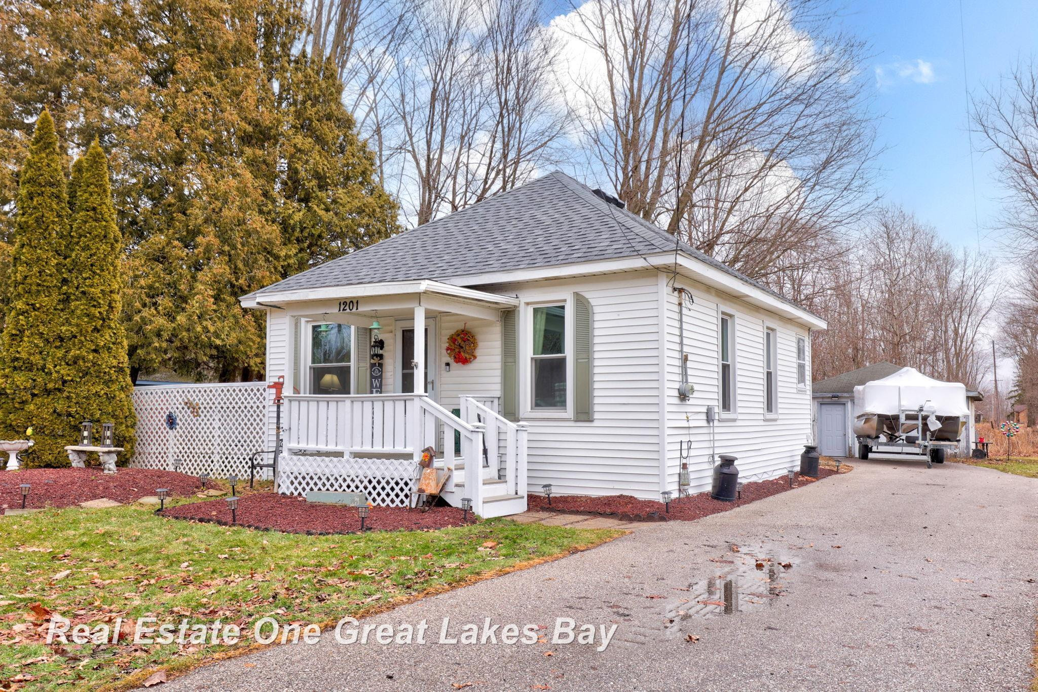 1201 Flint Street, Saint Charles, MI 48655 — Photo 2