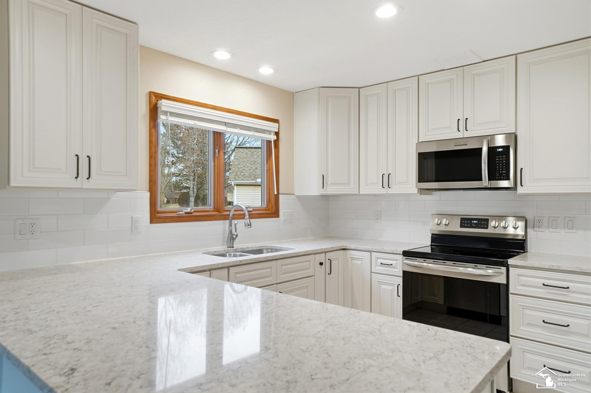 3174 Crystal Court, Lambertville, MI 48144 — Photo 10