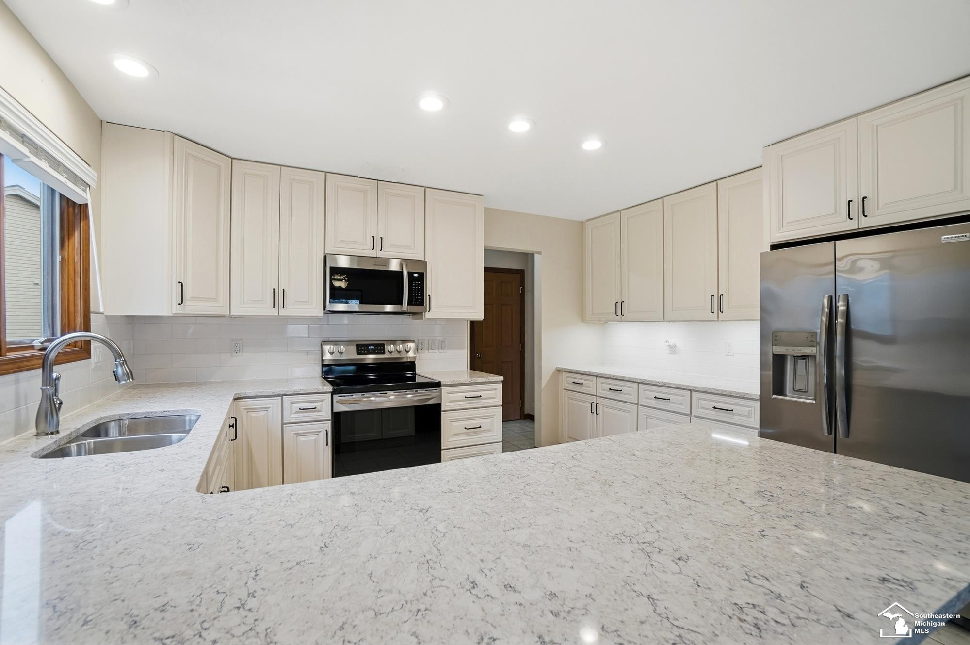 3174 Crystal Court, Lambertville, MI 48144 — Photo 11