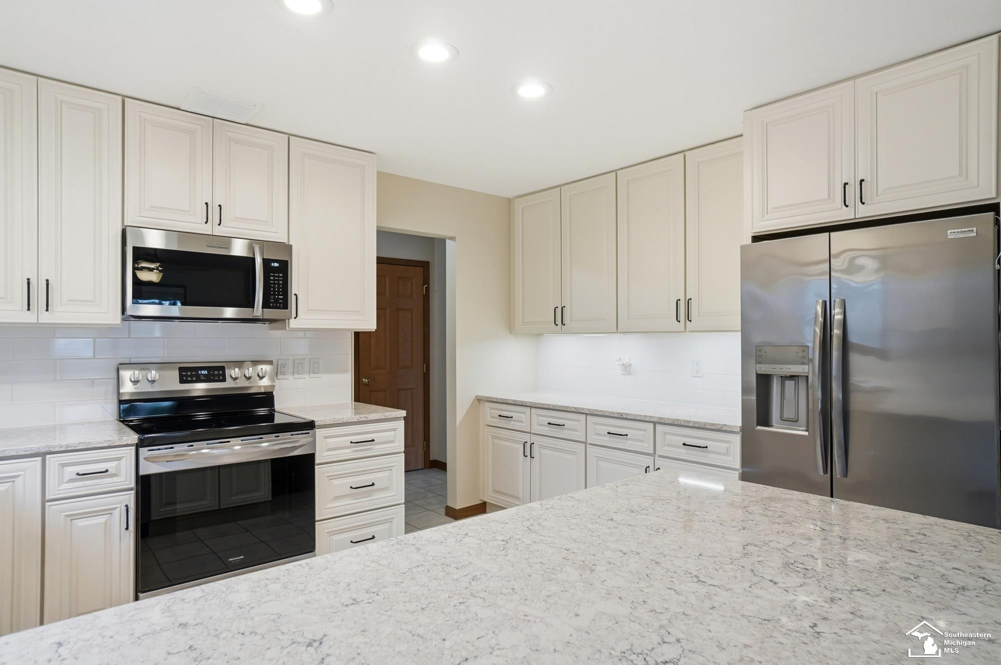 3174 Crystal Court, Lambertville, MI 48144 — Photo 12