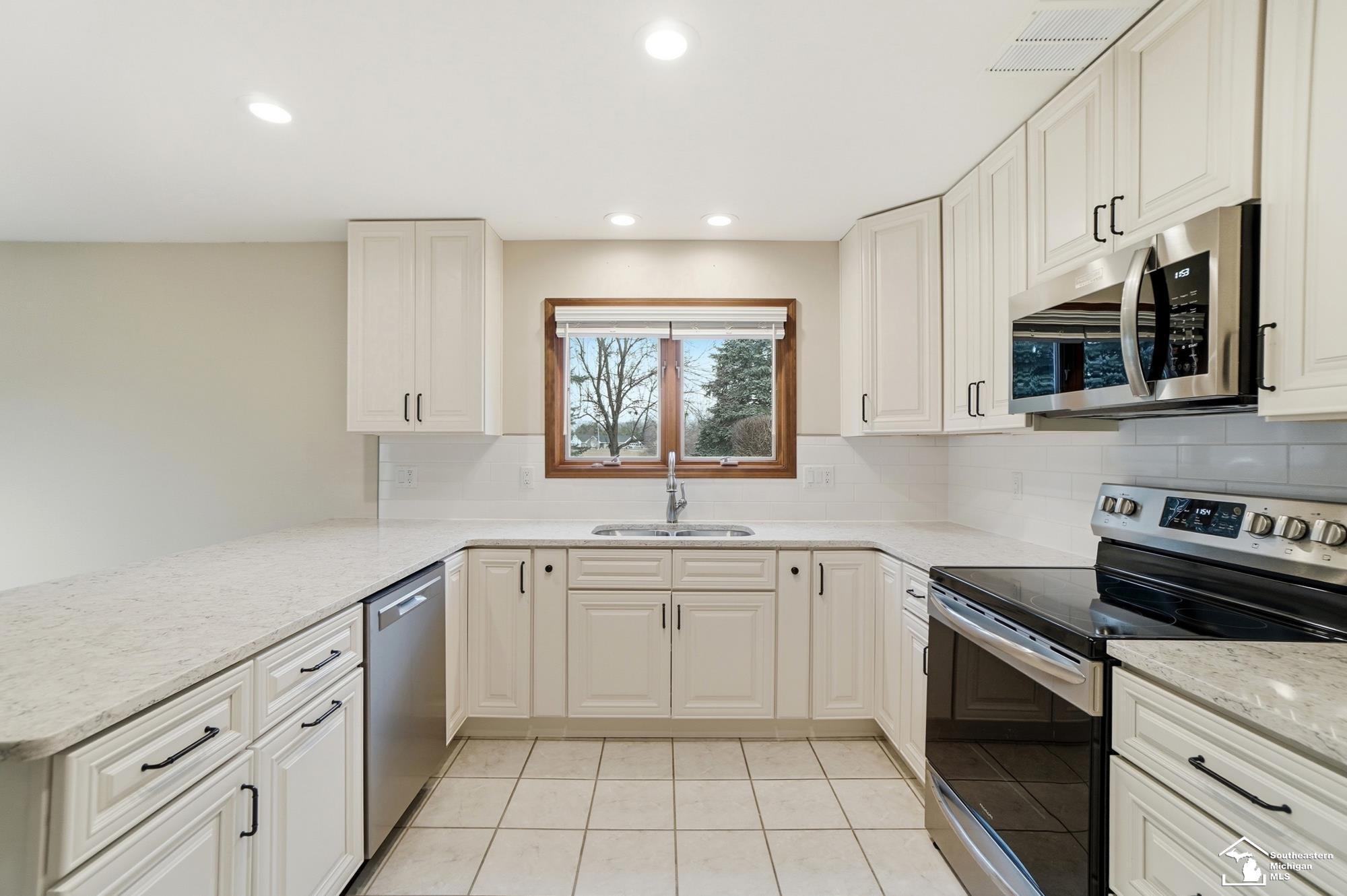 3174 Crystal Court, Lambertville, MI 48144 — Photo 14