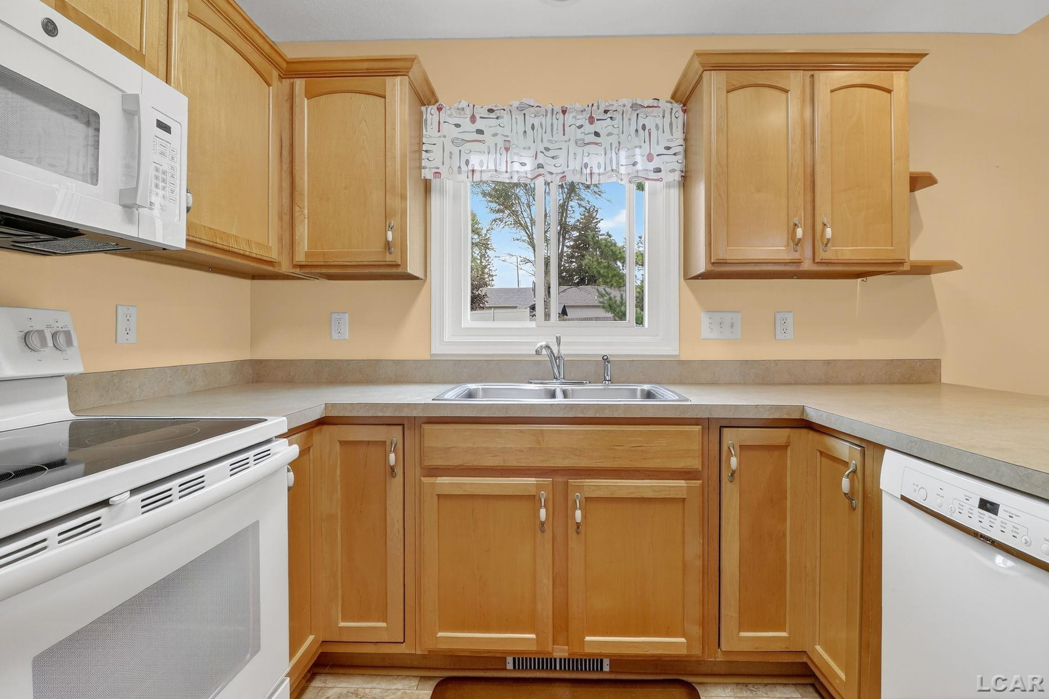 664 Korey's Circle, Blissfield, MI 49228 — Photo 4