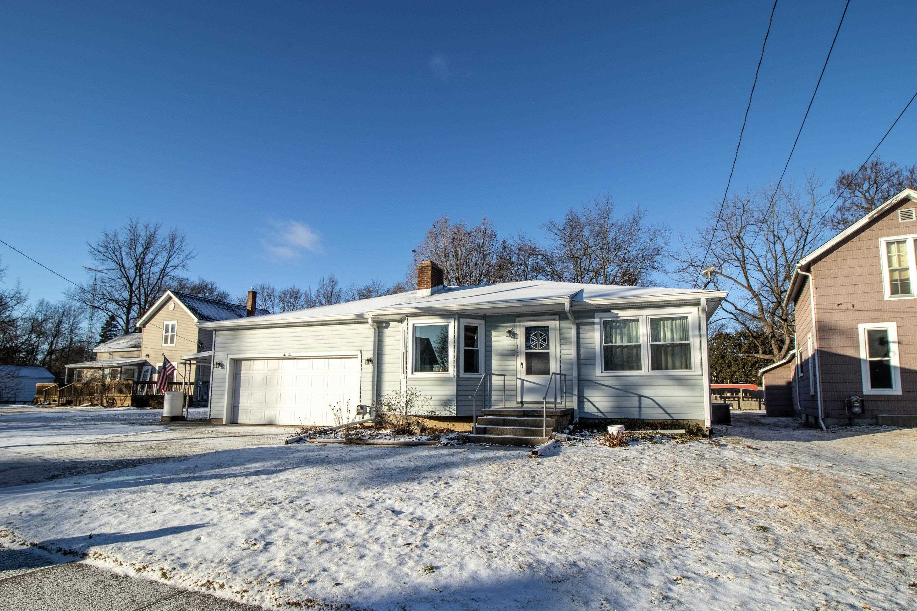 610 S Front Street, Chesaning, MI 48616 — front exterior