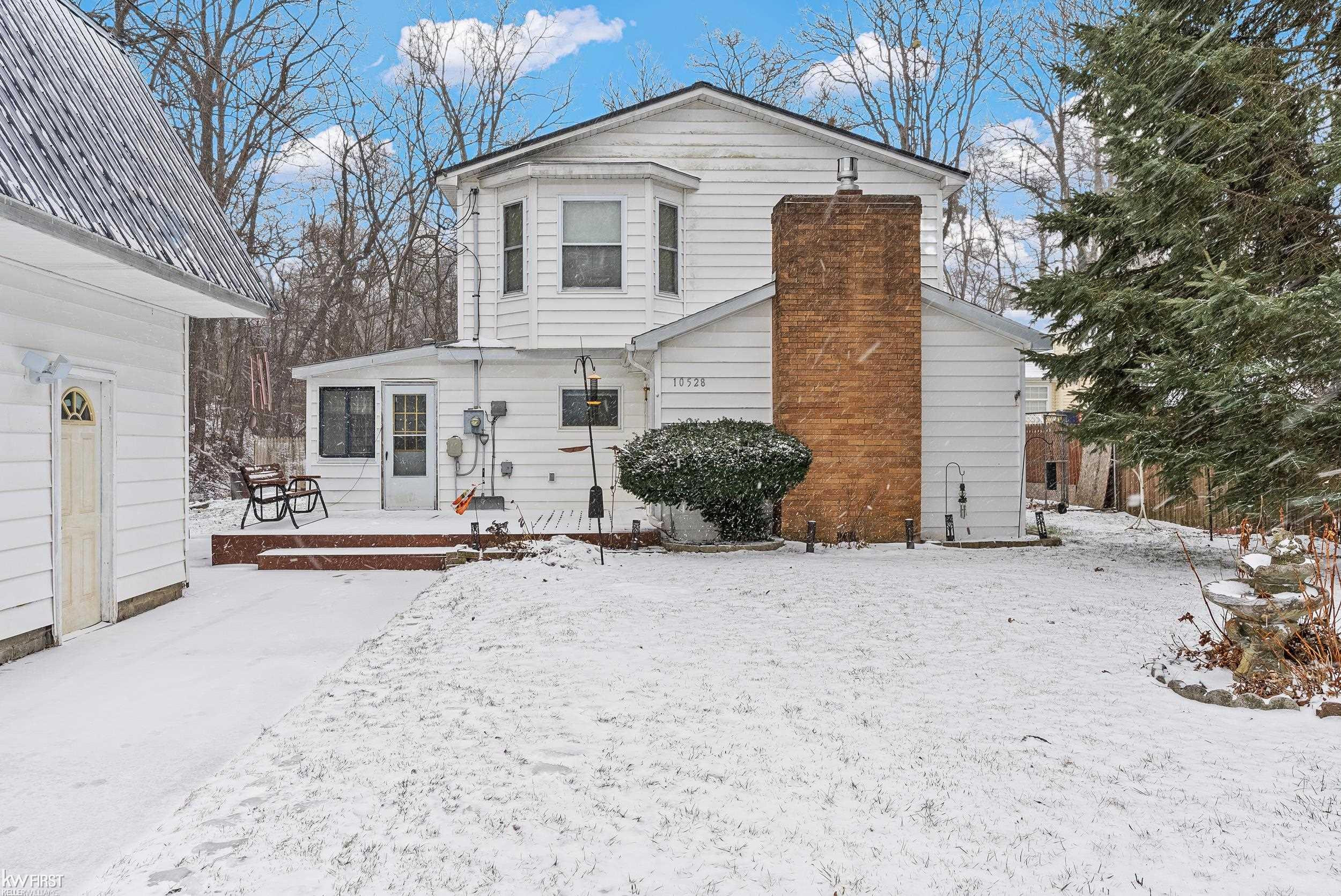 10528 Lake Shore Drive, Fenton, MI 48430