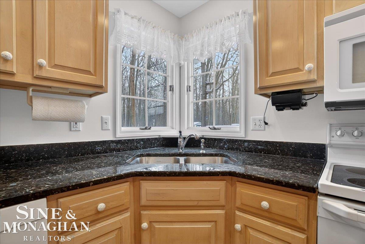 825 Joanwood Drive, Marysville, MI 48040 — Photo 27