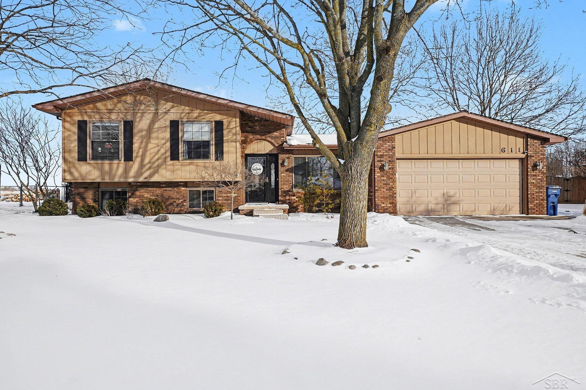611 E Dawn Drive, Freeland, MI 48623 — front exterior