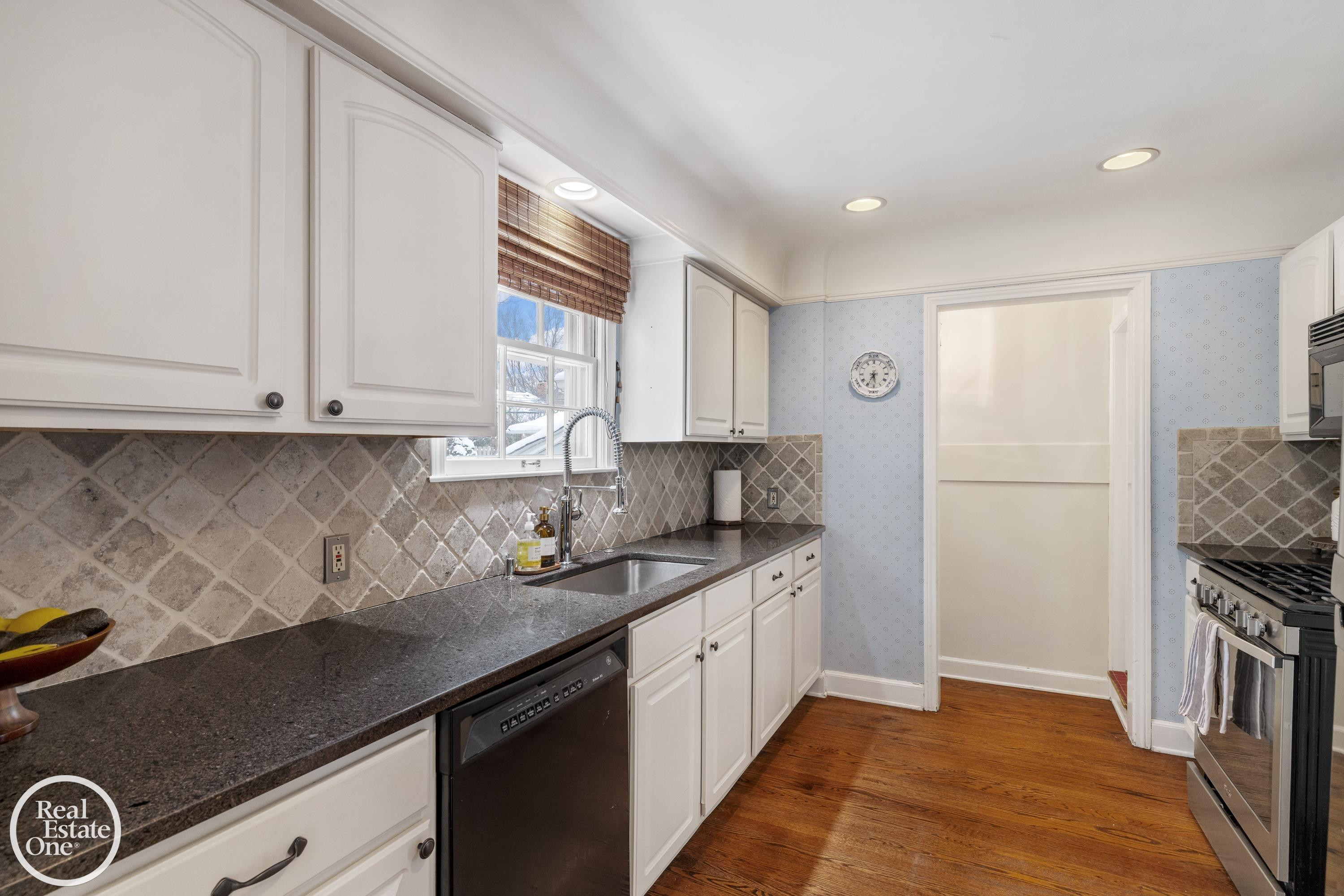 781 LORAINE Street, Grosse Pointe, MI 48230 — Photo 10