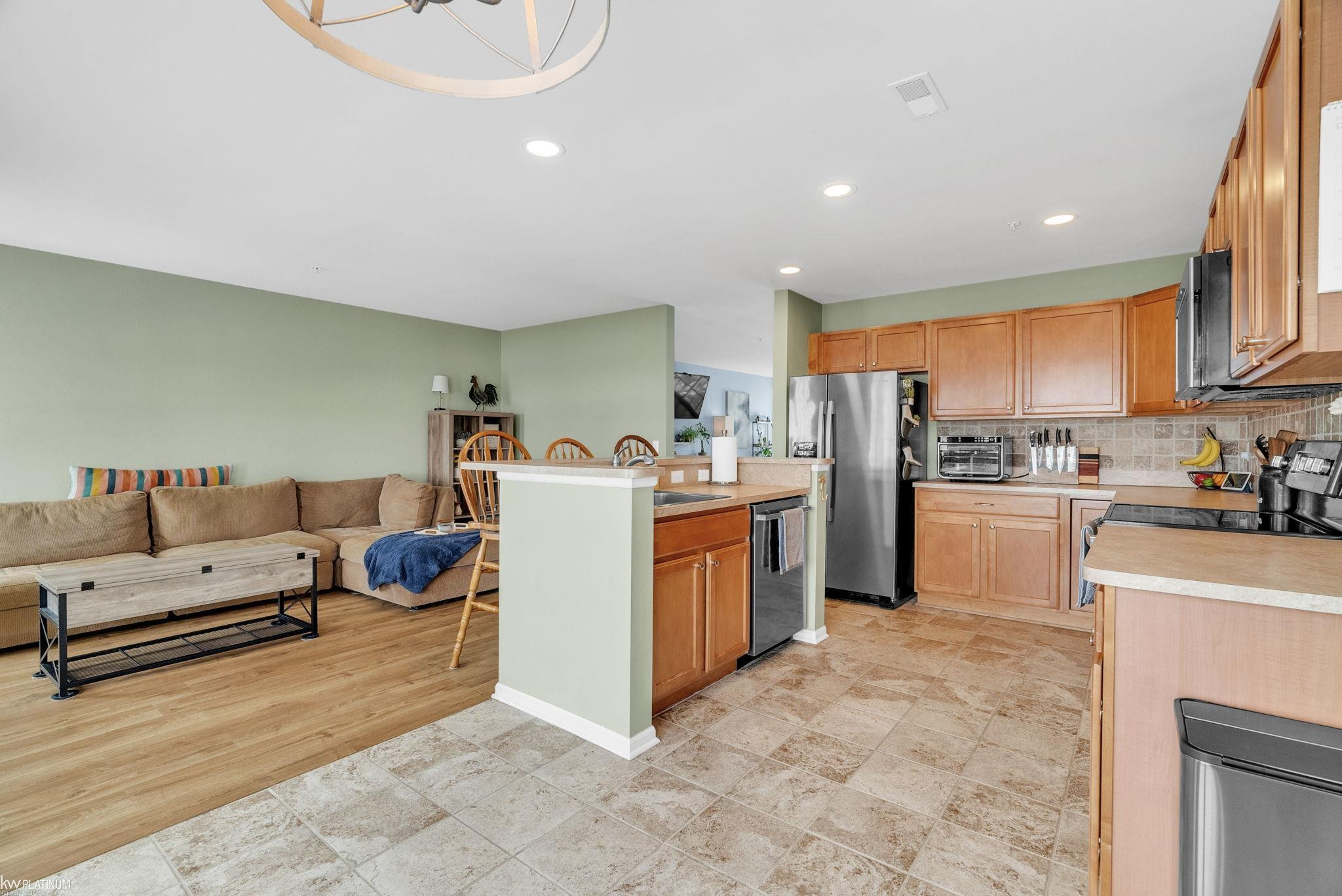 198 Amys Walk Street, Auburn Hills, MI 48326 — Photo 9