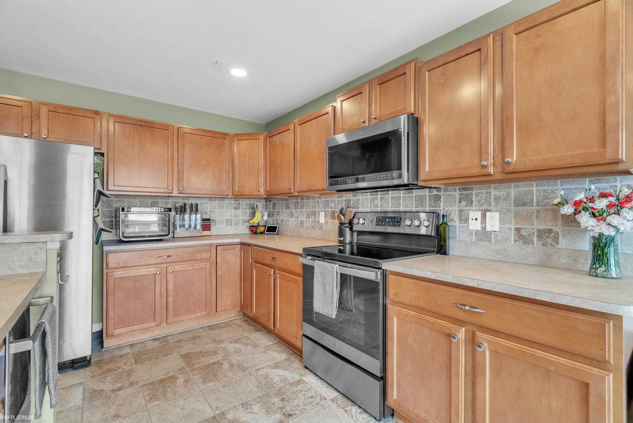 198 Amys Walk Street, Auburn Hills, MI 48326 — Photo 10