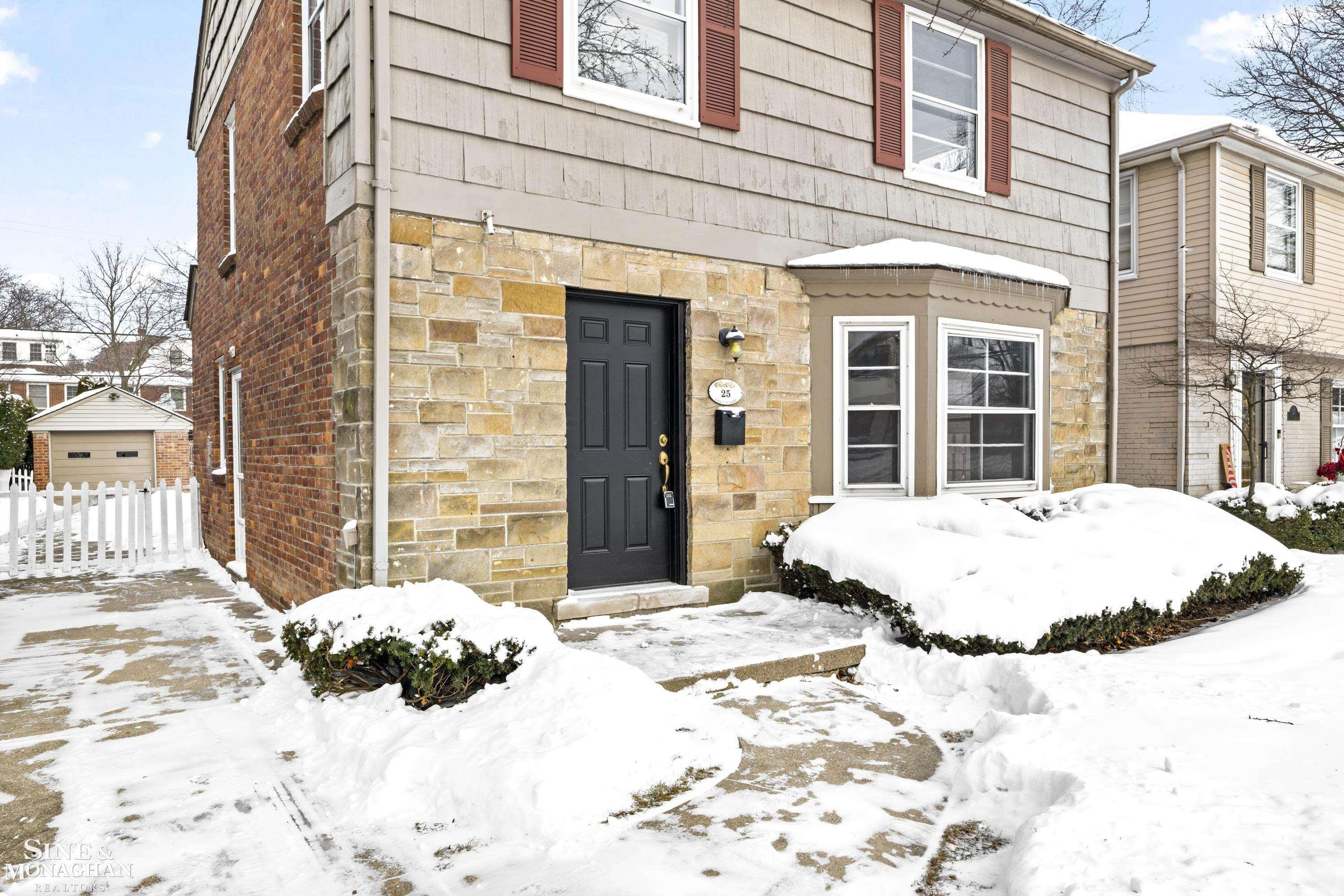 25 VILLAGE Lane, Grosse Pointe, MI 48230 — Photo 2