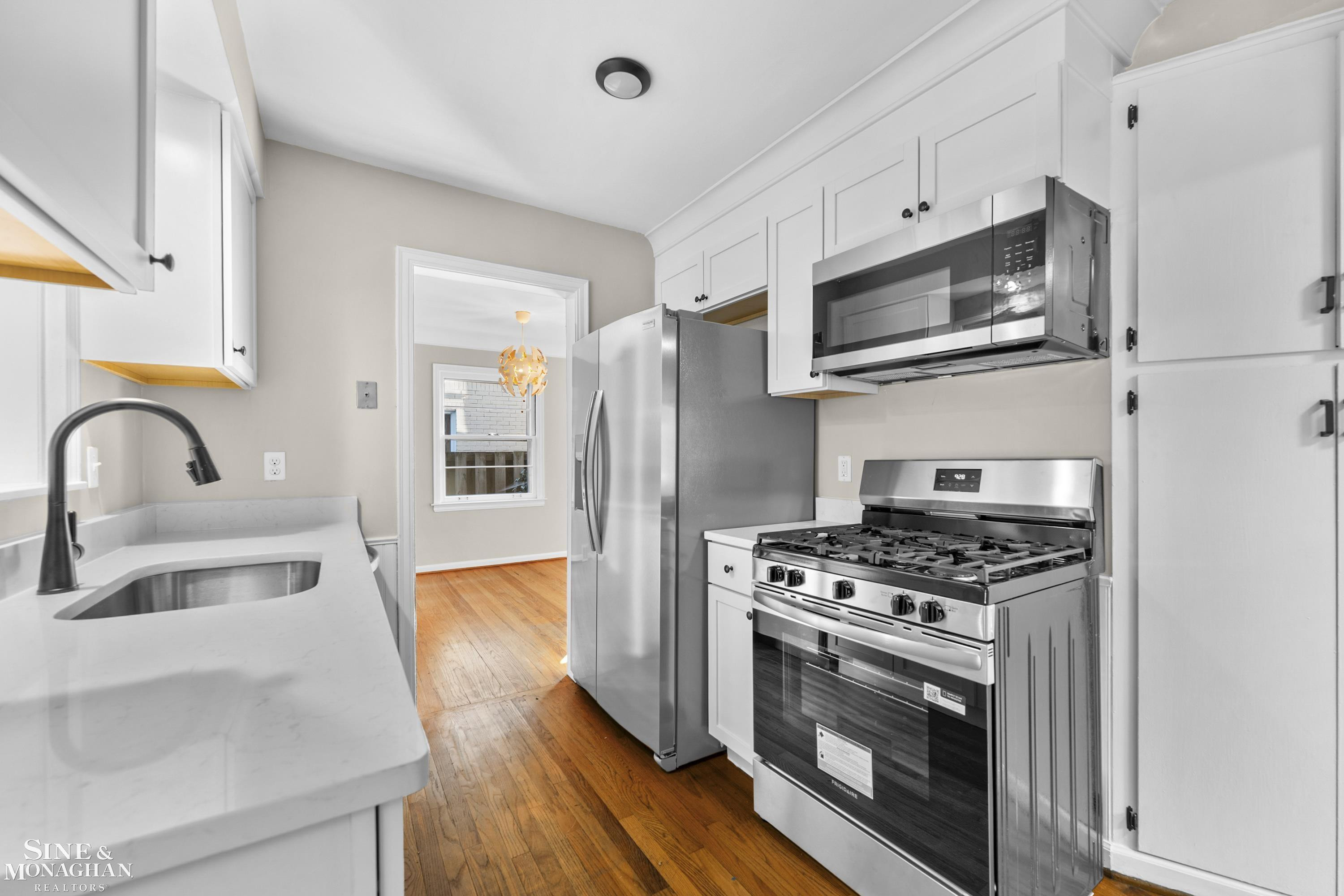 25 VILLAGE Lane, Grosse Pointe, MI 48230 — Photo 9