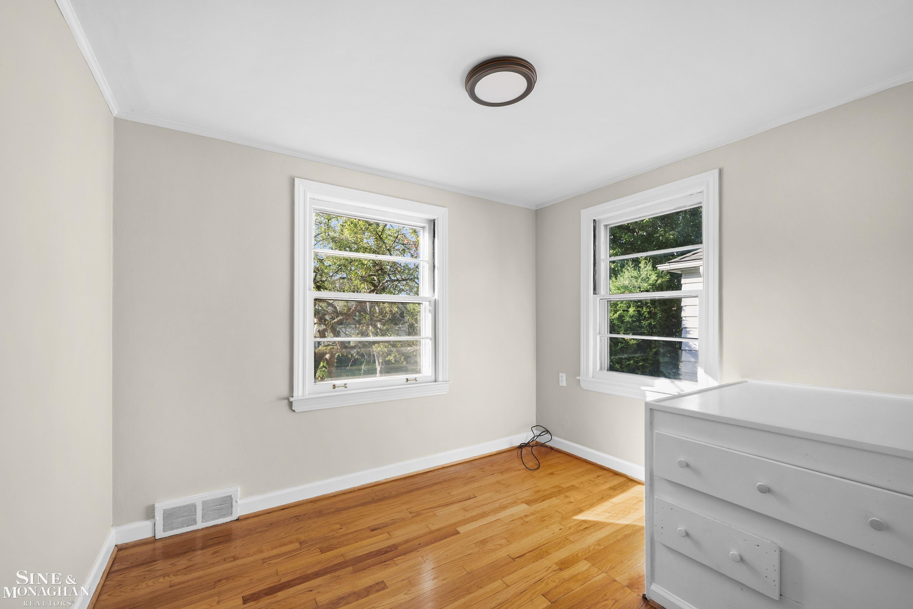 25 VILLAGE Lane, Grosse Pointe, MI 48230 — Photo 21