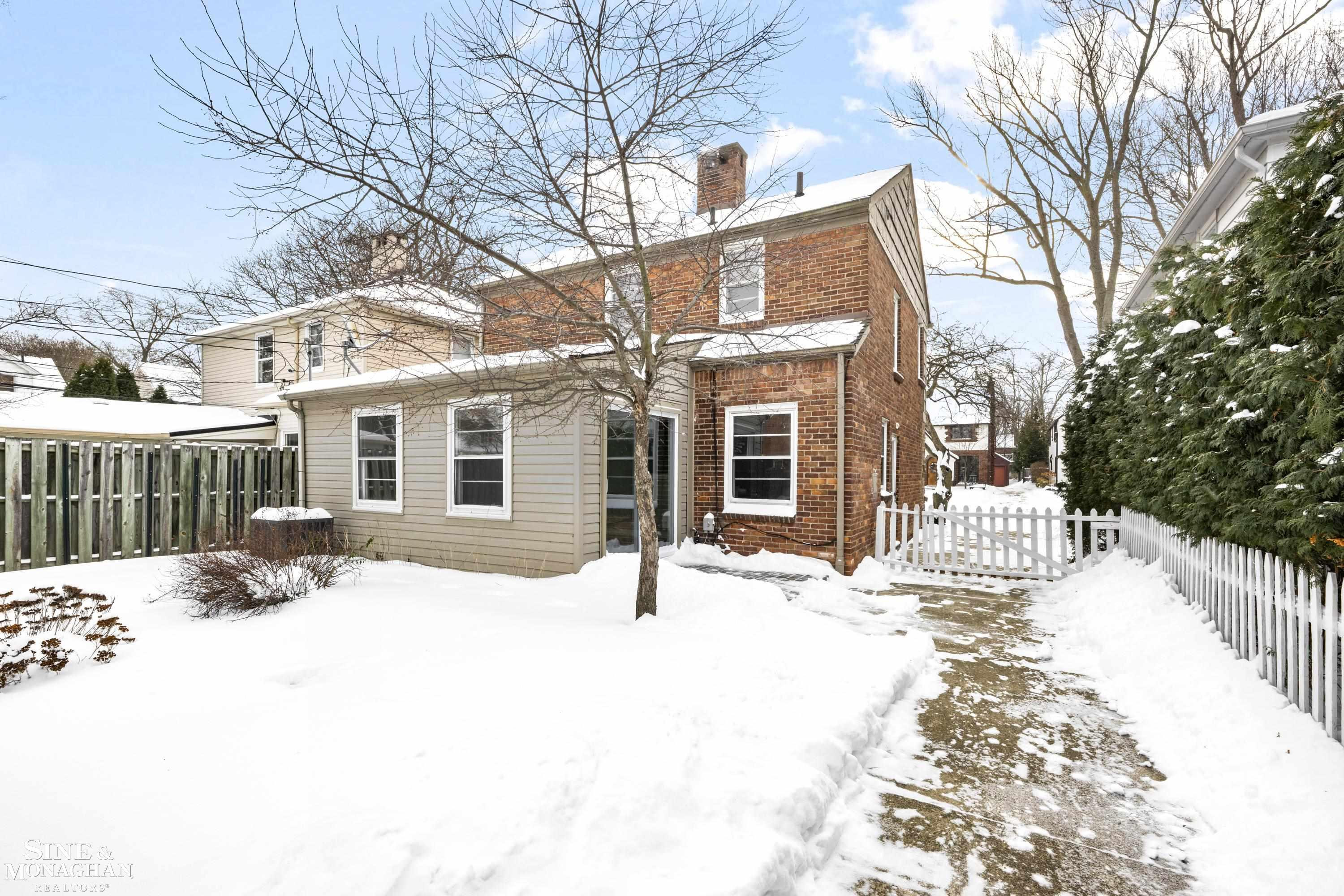 25 VILLAGE Lane, Grosse Pointe, MI 48230 — Photo 24