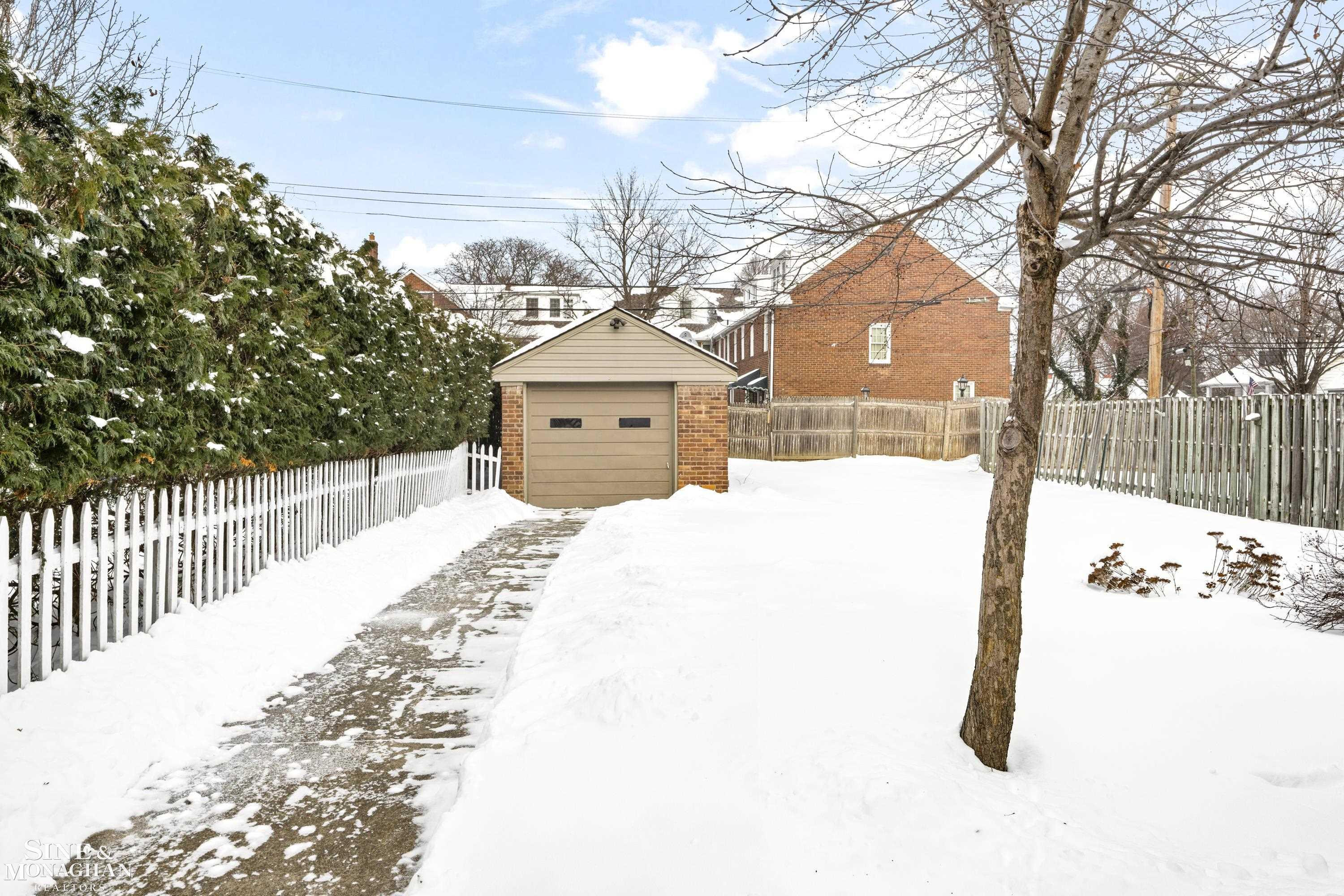 25 VILLAGE Lane, Grosse Pointe, MI 48230 — Photo 25
