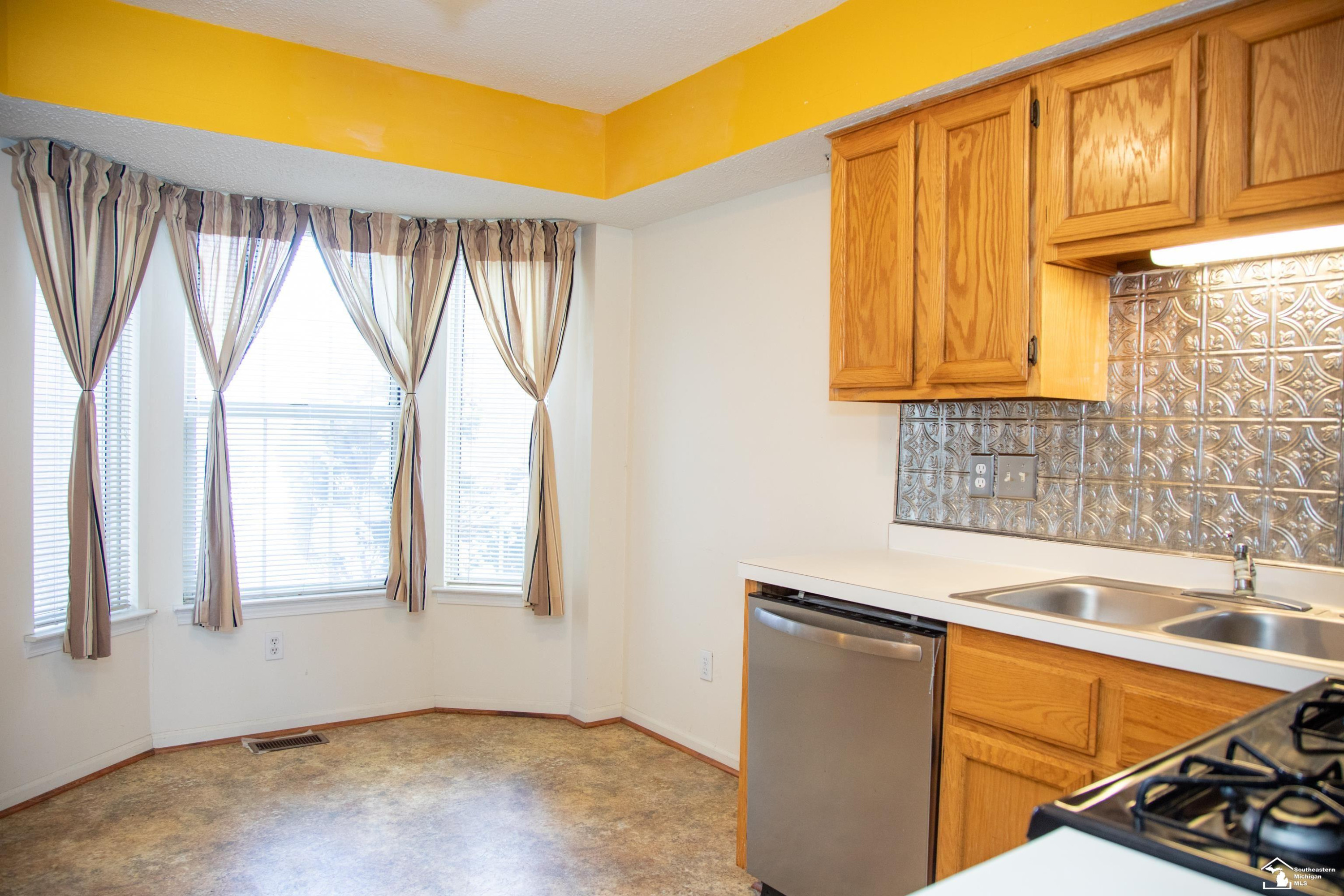 18641 Hilltop Lane, Riverview, MI 48193 — Photo 9