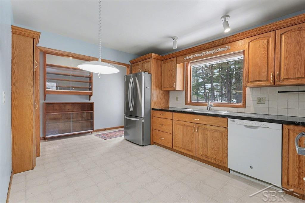 532 N Costley Drive, Midland, MI 48640 — Photo 8