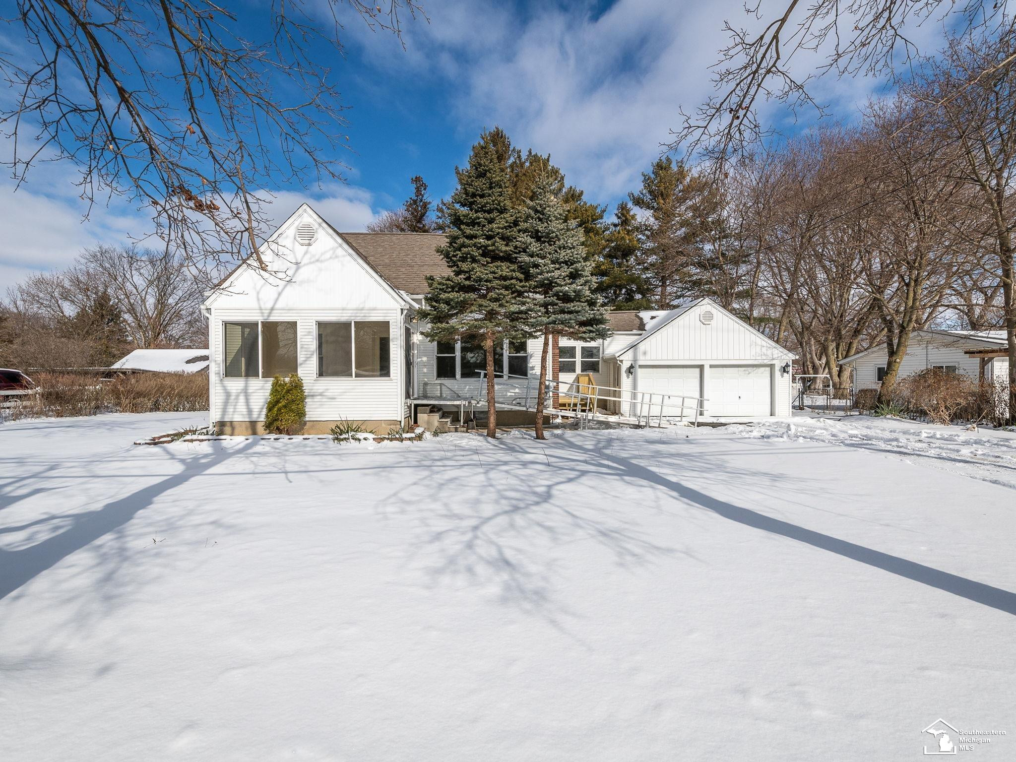 5400 E Albain Road, Monroe, MI 48161 — front exterior