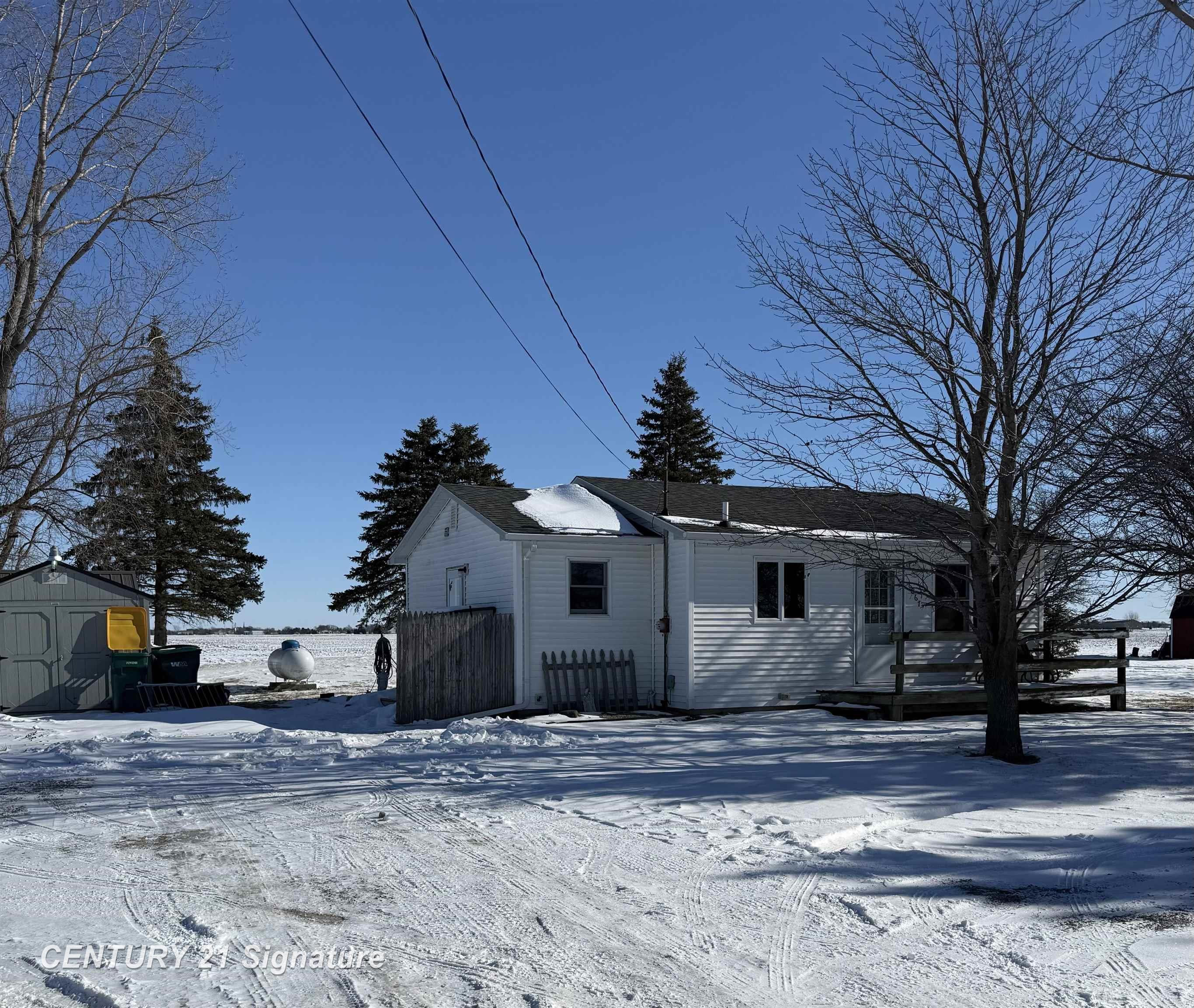 6867 S 7 Mile Road, Freeland, MI 48623 — front exterior