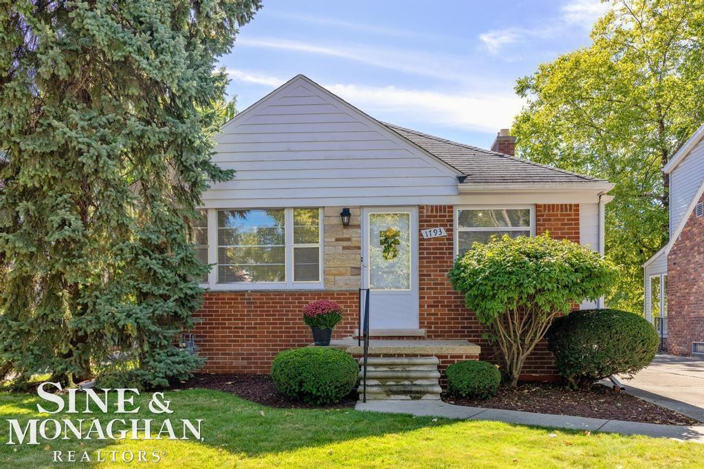 1793 Roslyn Road, Grosse Pointe Woods, MI 48236 — front exterior