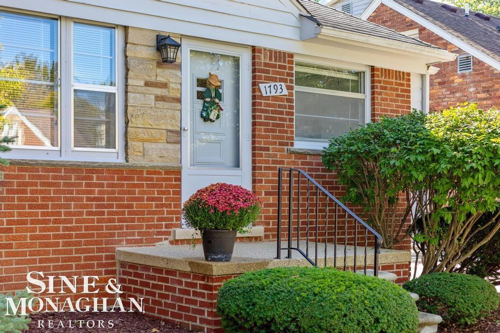 1793 Roslyn Road, Grosse Pointe Woods, MI 48236 — Photo 2