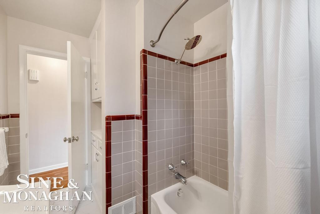 1793 Roslyn Road, Grosse Pointe Woods, MI 48236 — Photo 17