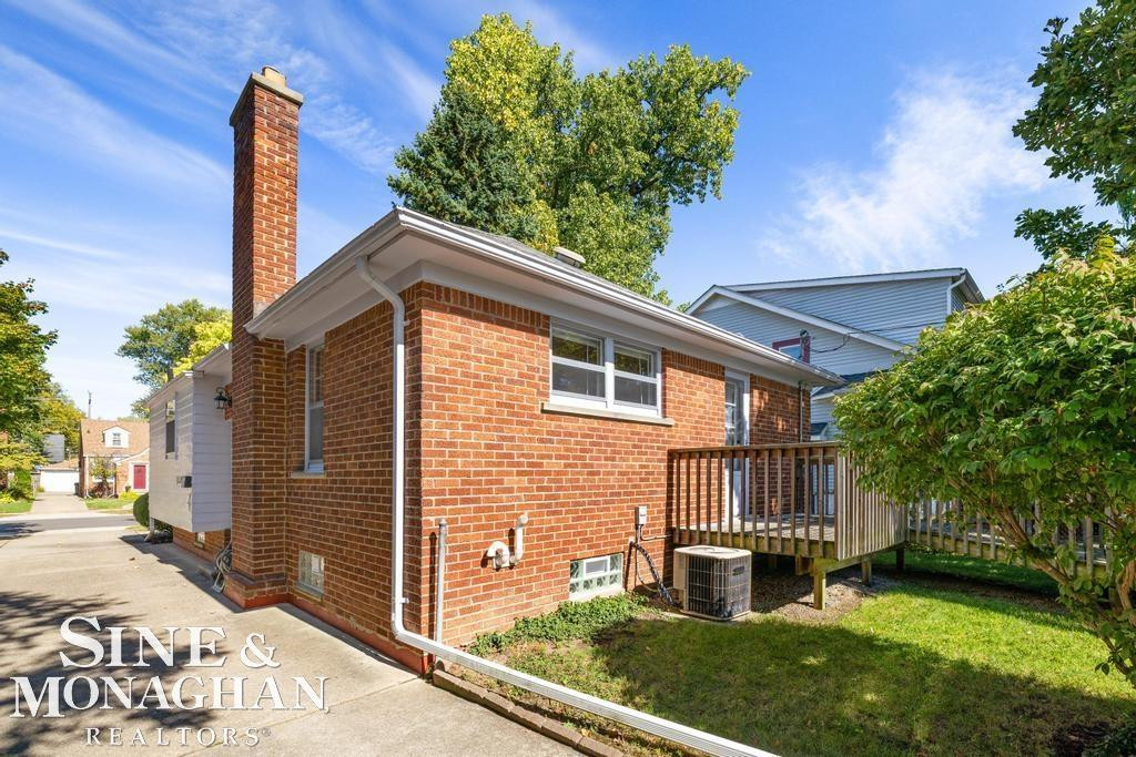 1793 Roslyn Road, Grosse Pointe Woods, MI 48236 — Photo 32