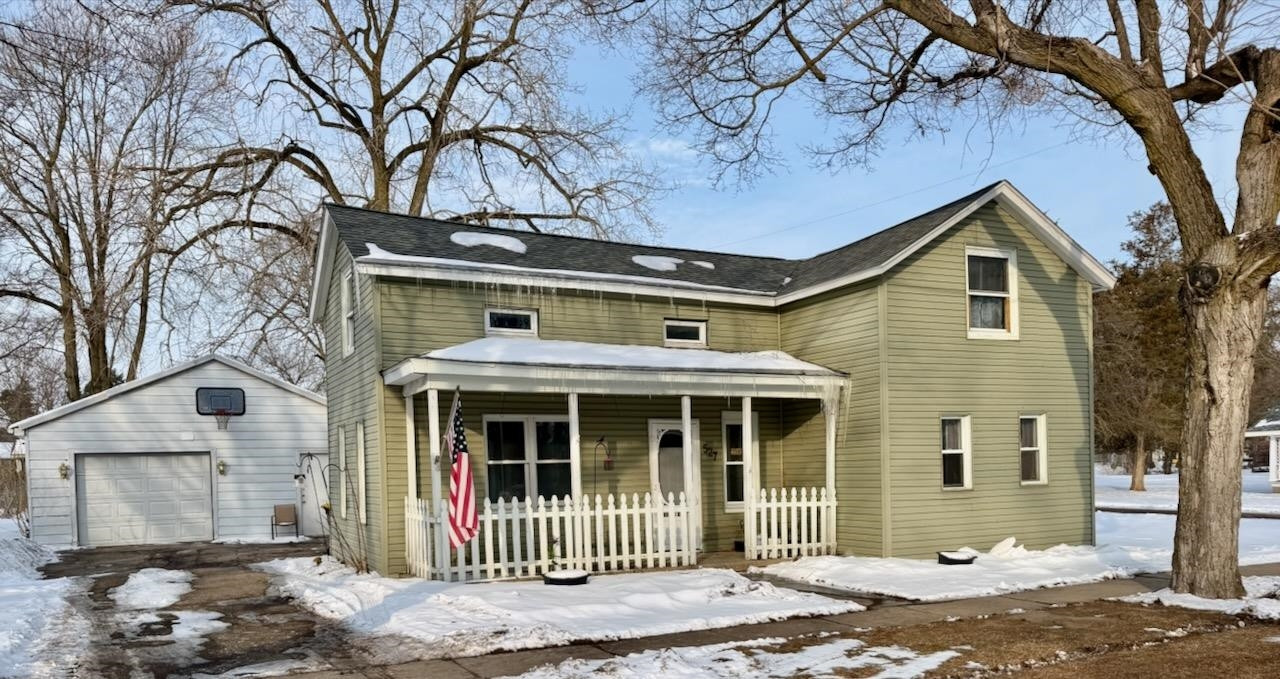 527 N Line Street, Chesaning, MI 48616 — front exterior
